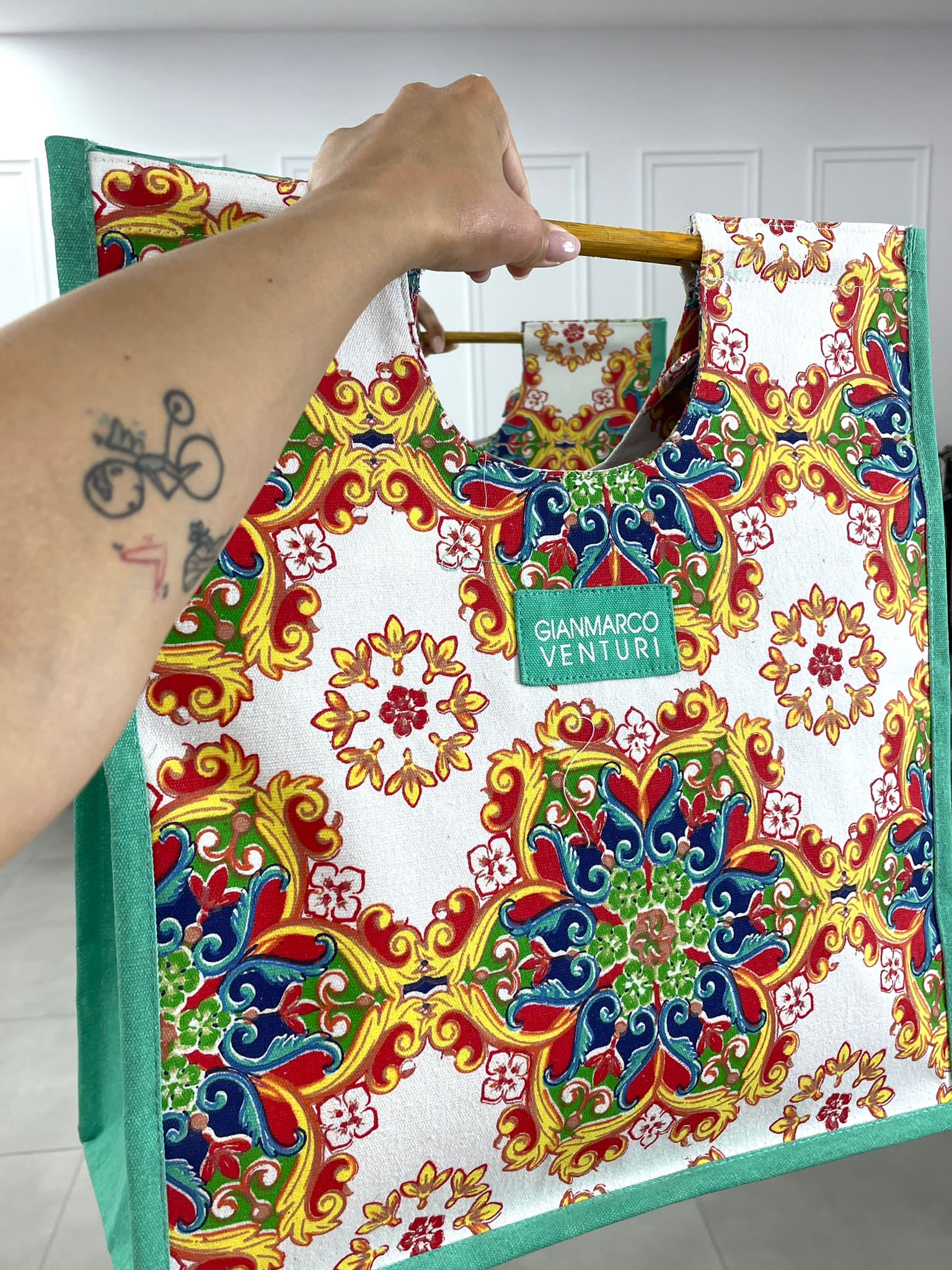 BORSA MARE IN TESSUTO CON MANICO IN LEGNO 44800 – Josephine Moda