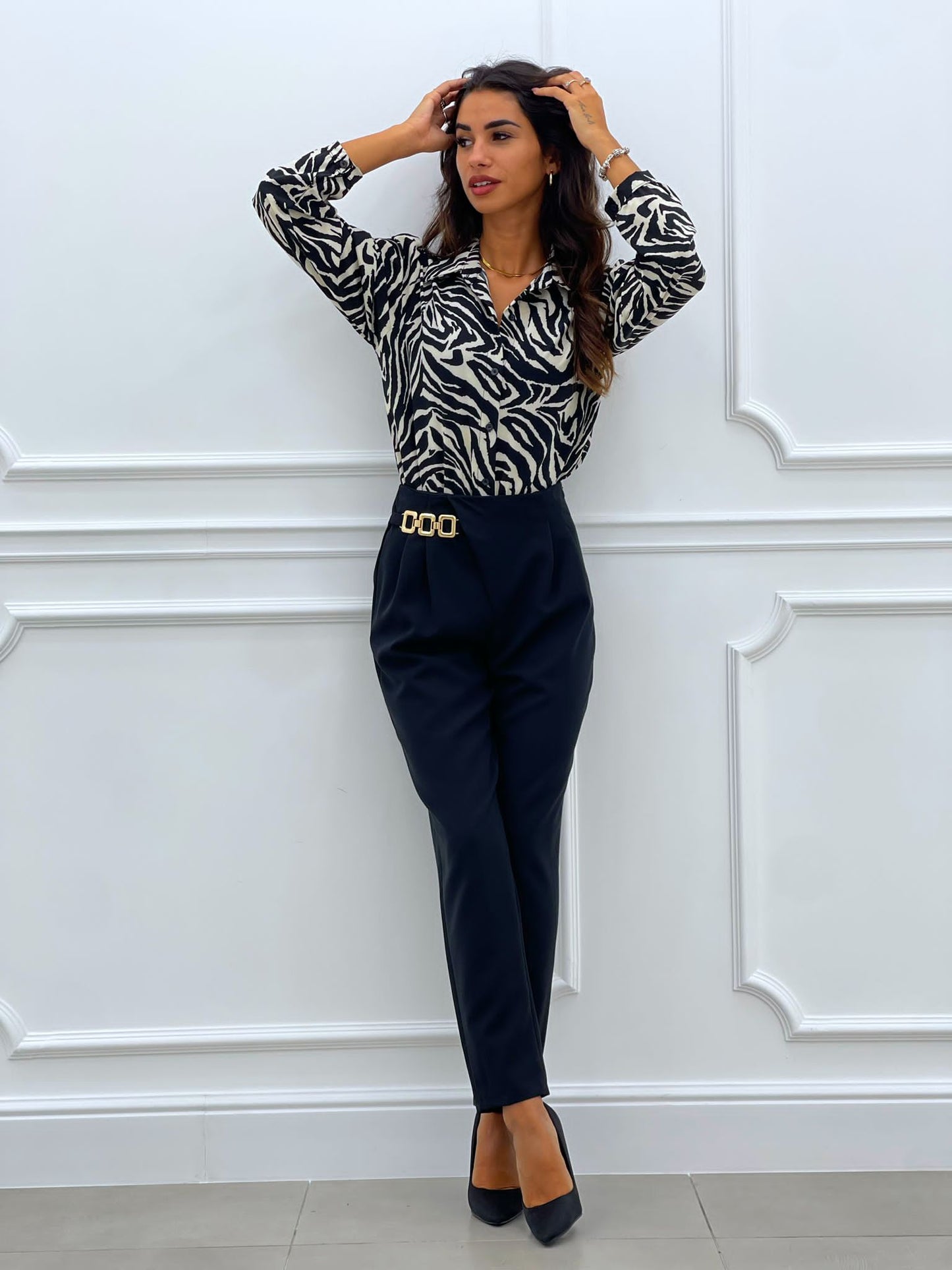 PANTALONE CON PENCES E ACCESSORIO