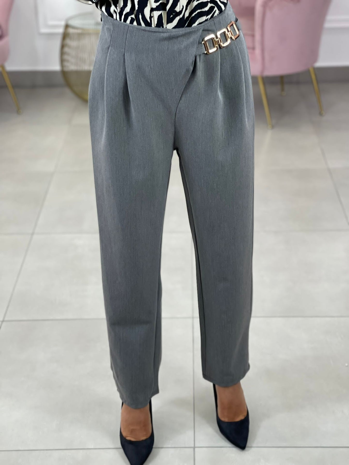 PANTALONE CON PENCES E ACCESSORIO