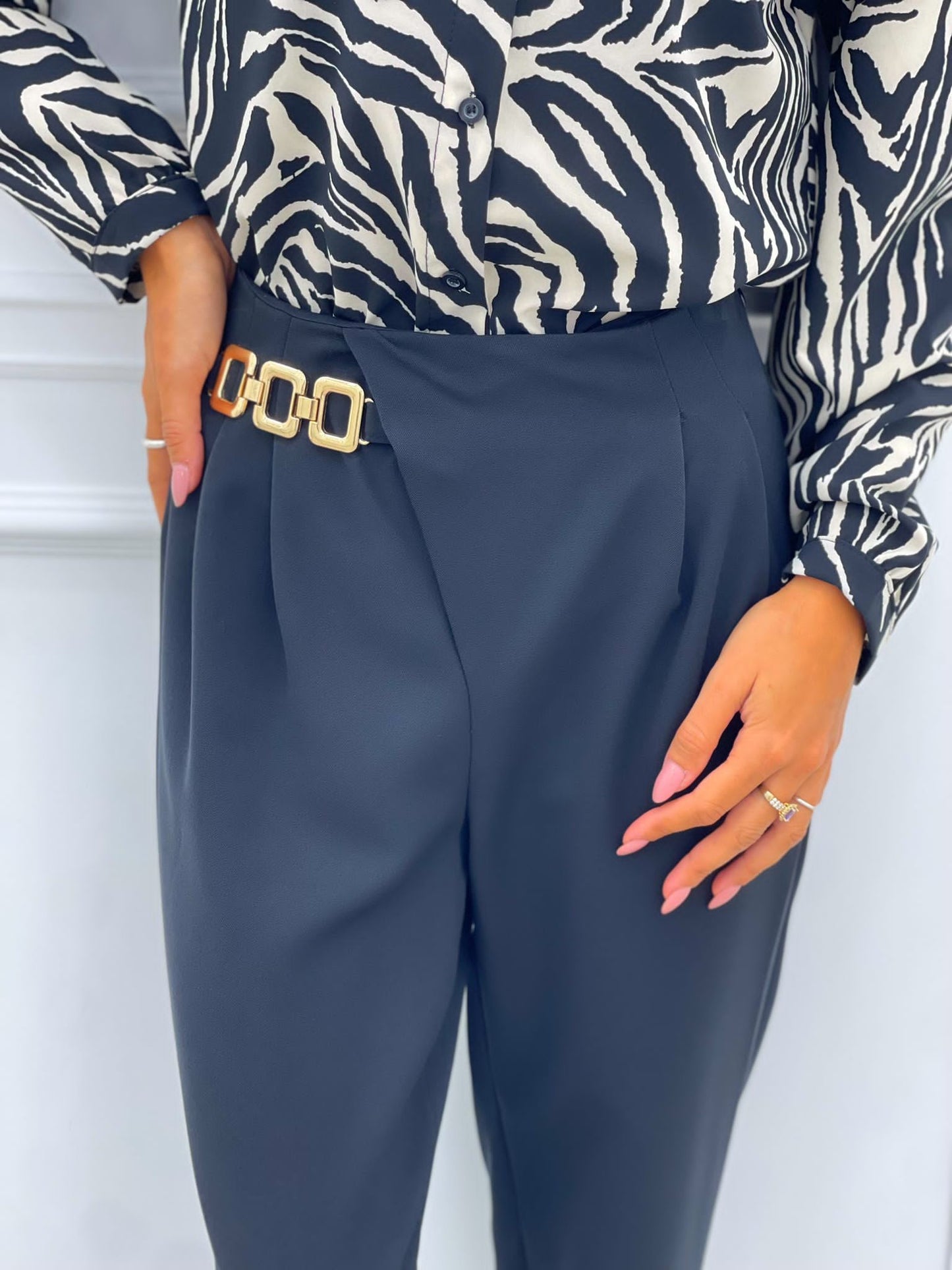 PANTALONE CON PENCES E ACCESSORIO