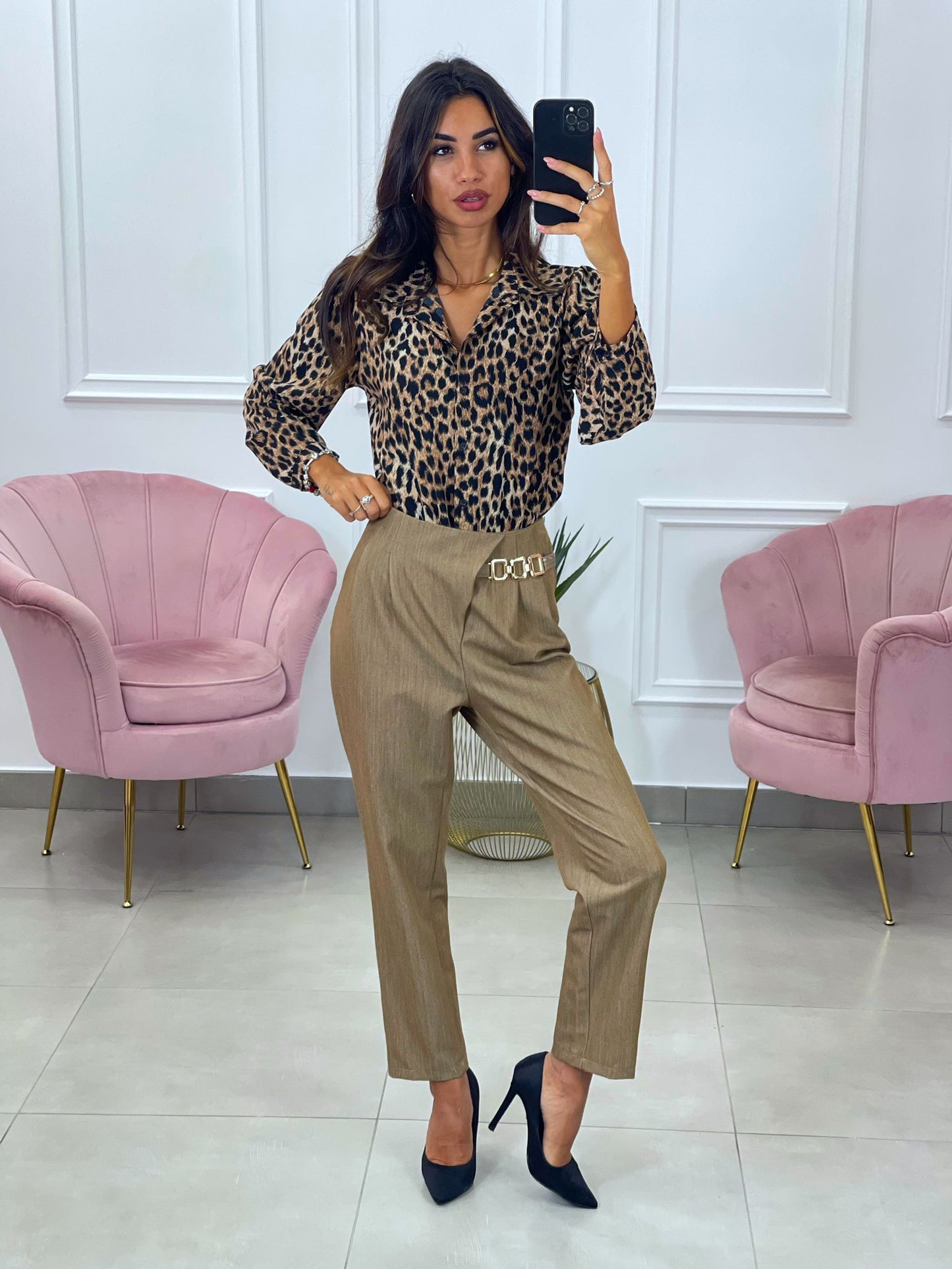 PANTALONE CON PENCES E ACCESSORIO