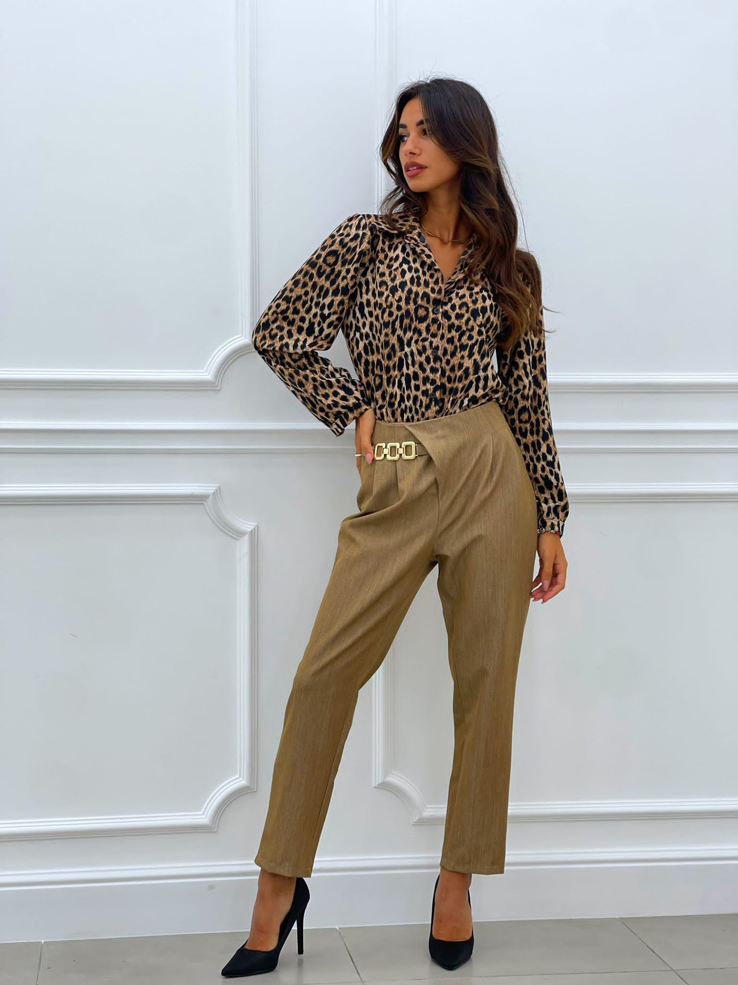 PANTALONE CON PENCES E ACCESSORIO