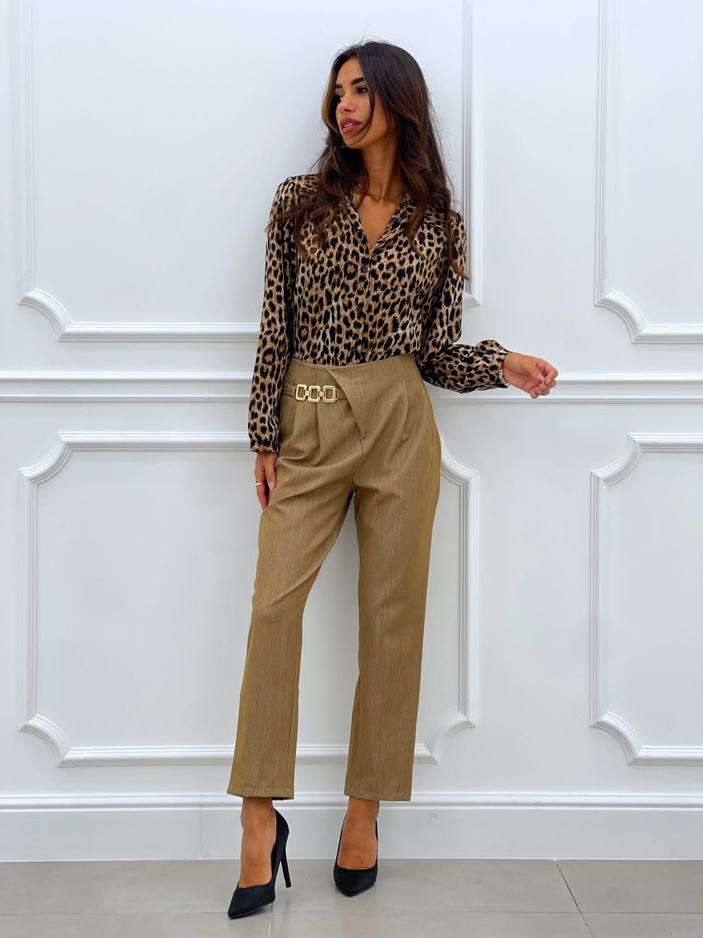 PANTALONE CON PENCES E ACCESSORIO