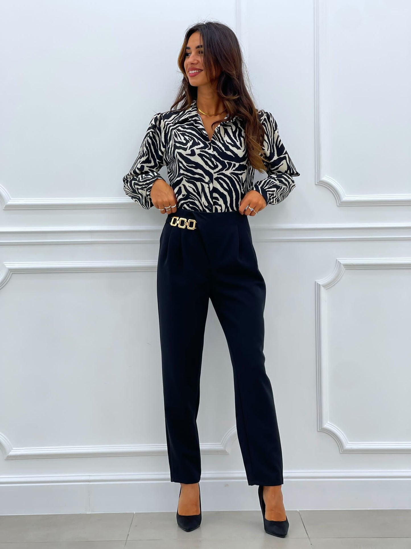 PANTALONE CON PENCES E ACCESSORIO