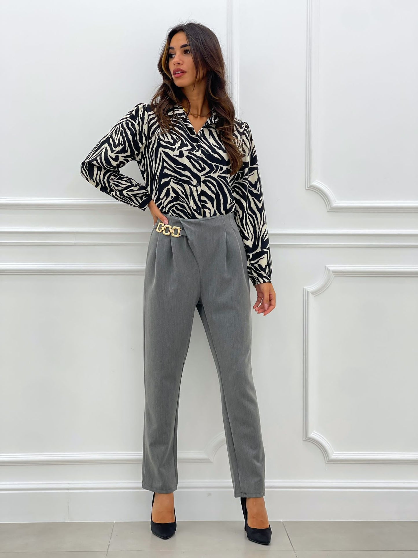 PANTALONE CON PENCES E ACCESSORIO