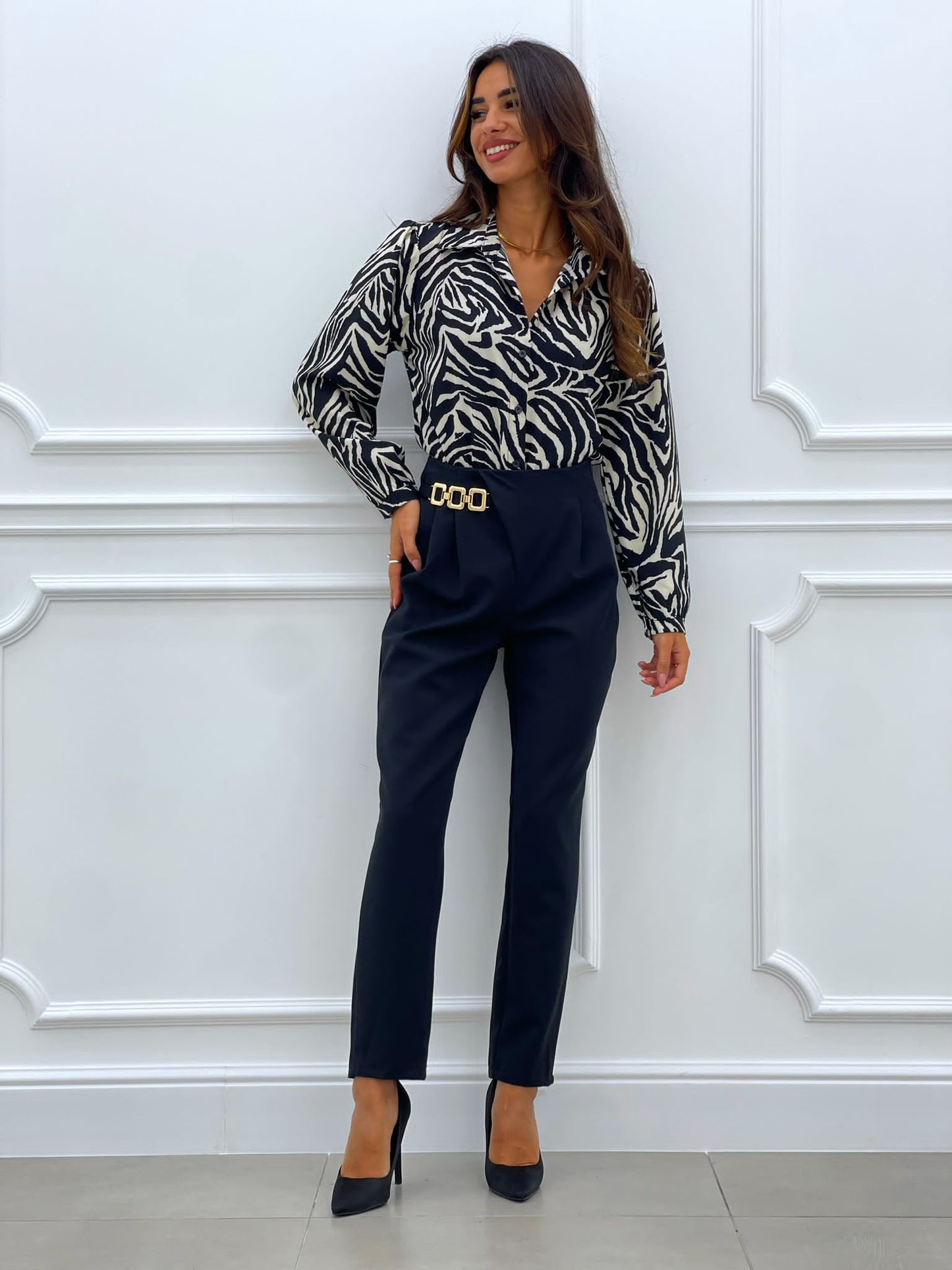 PANTALONE CON PENCES E ACCESSORIO