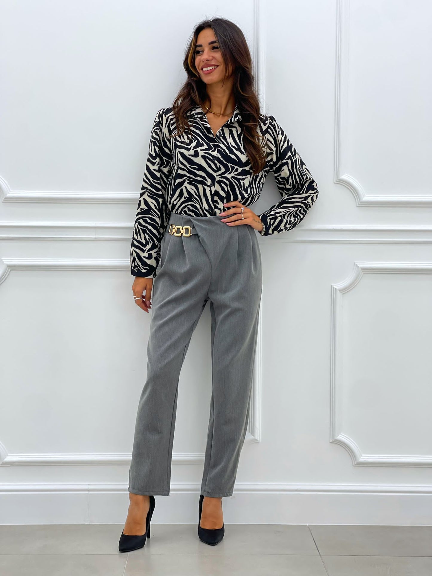 PANTALONE CON PENCES E ACCESSORIO
