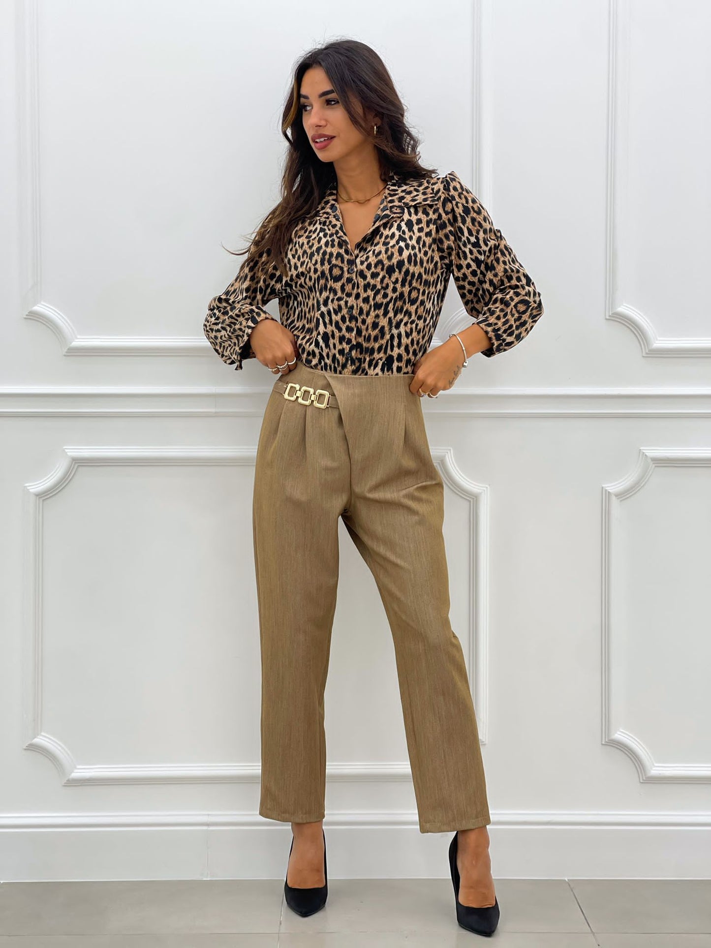 PANTALONE CON PENCES E ACCESSORIO