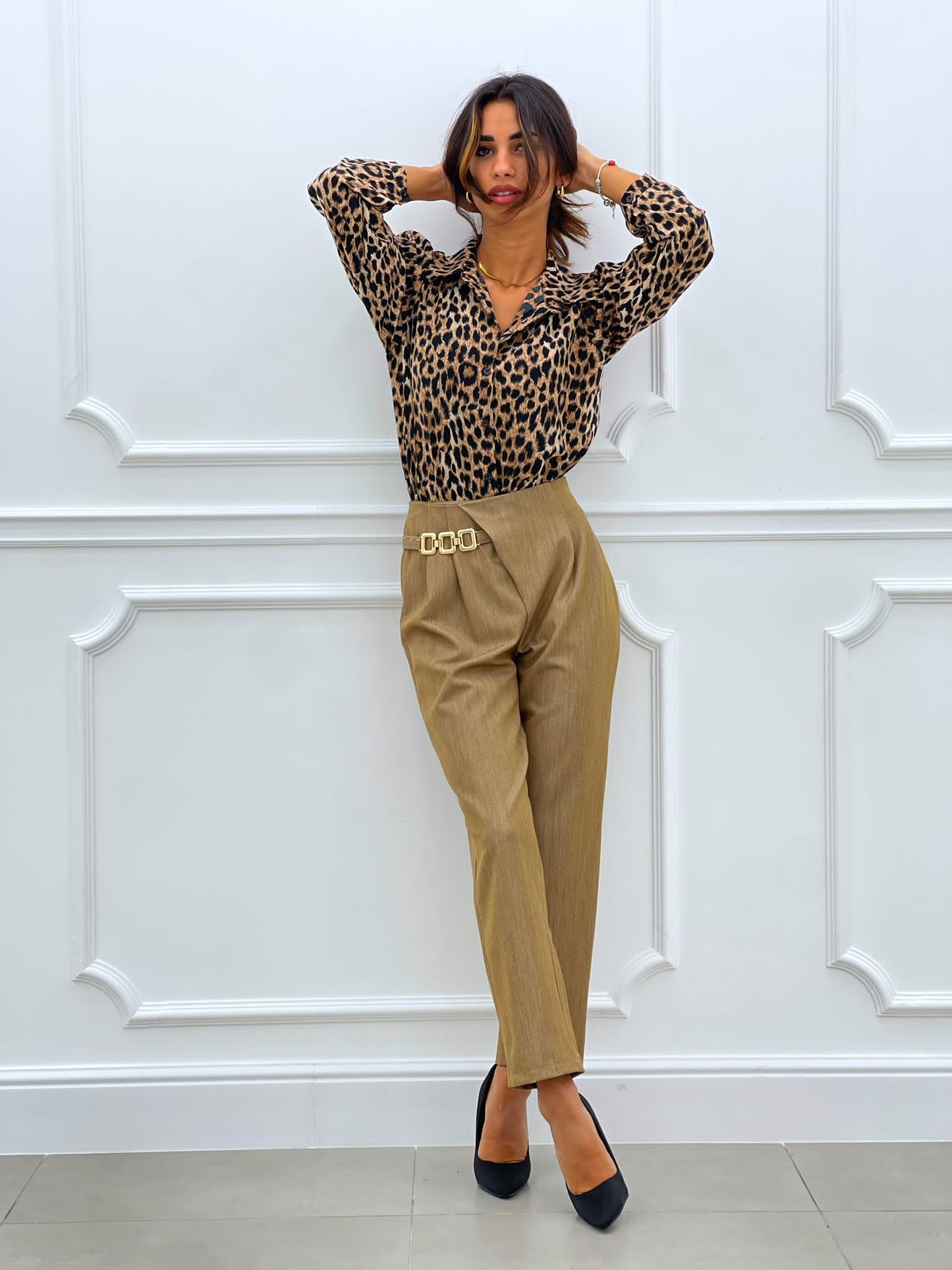 PANTALONE CON PENCES E ACCESSORIO
