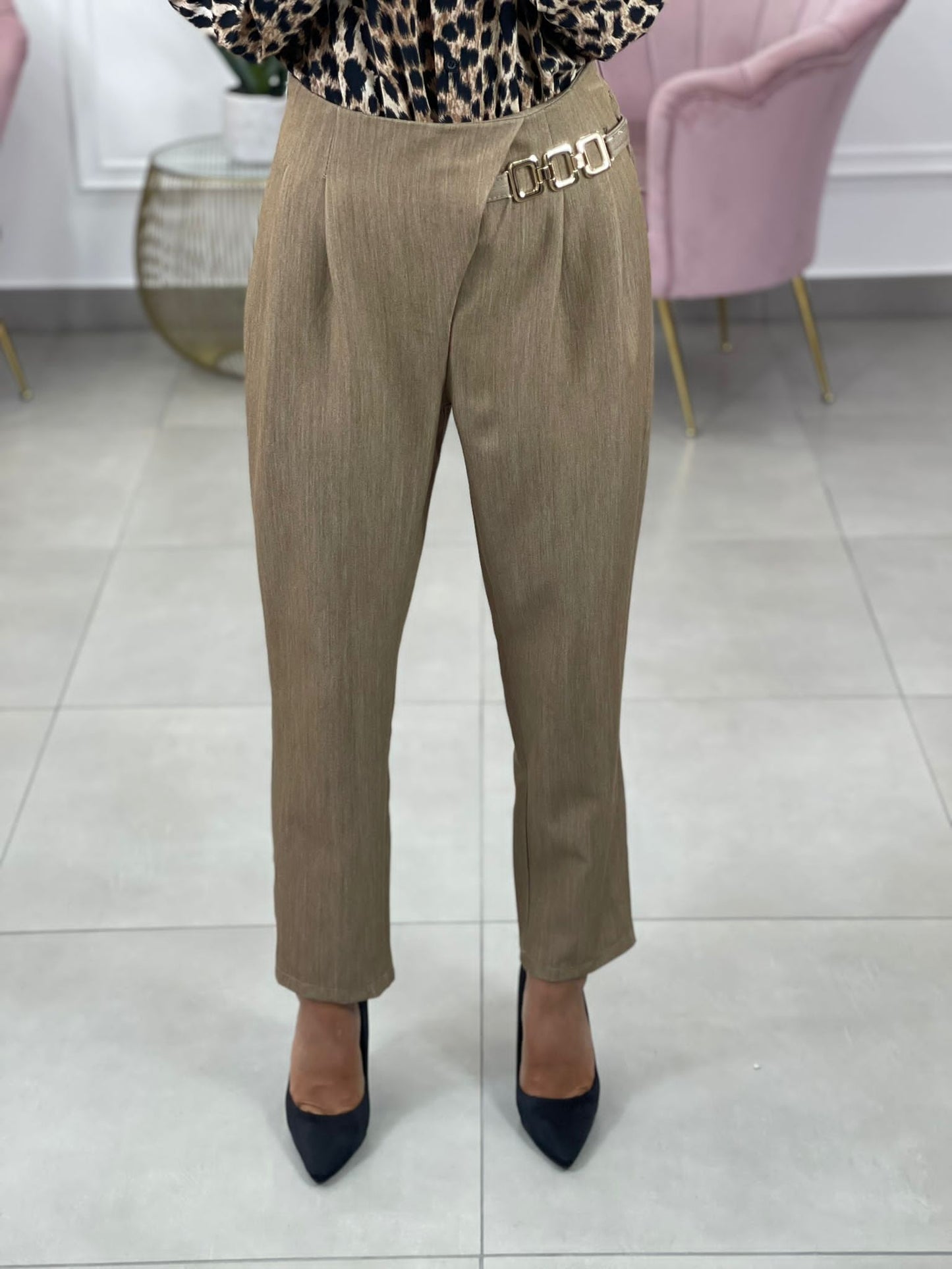 PANTALONE CON PENCES E ACCESSORIO