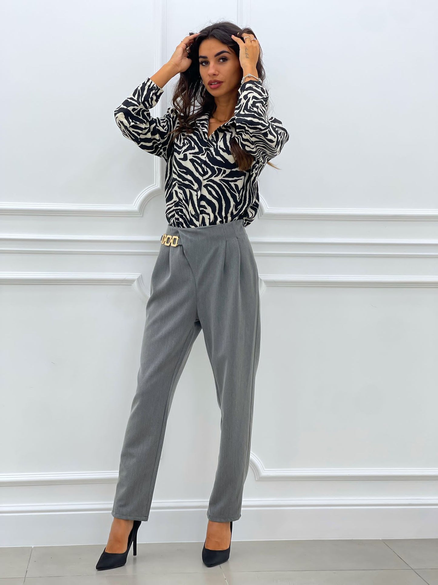 PANTALONE CON PENCES E ACCESSORIO