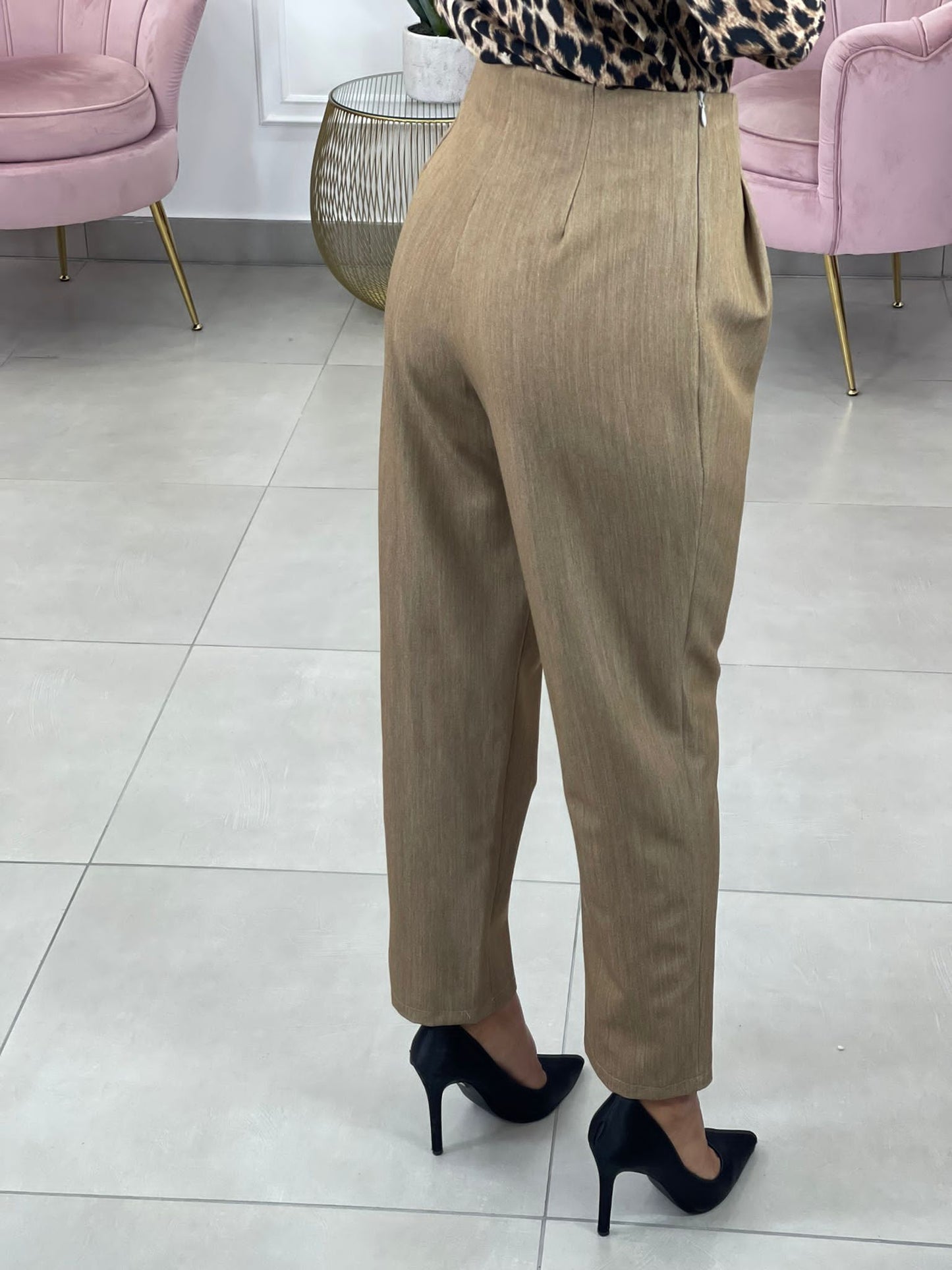 PANTALONE CON PENCES E ACCESSORIO