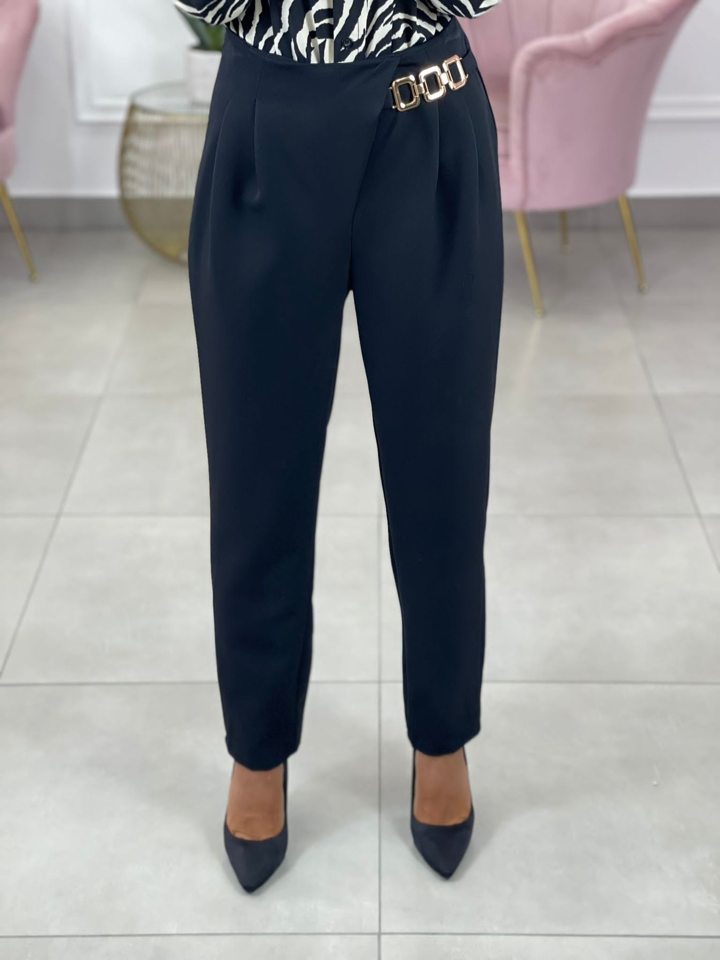 PANTALONE CON PENCES E ACCESSORIO