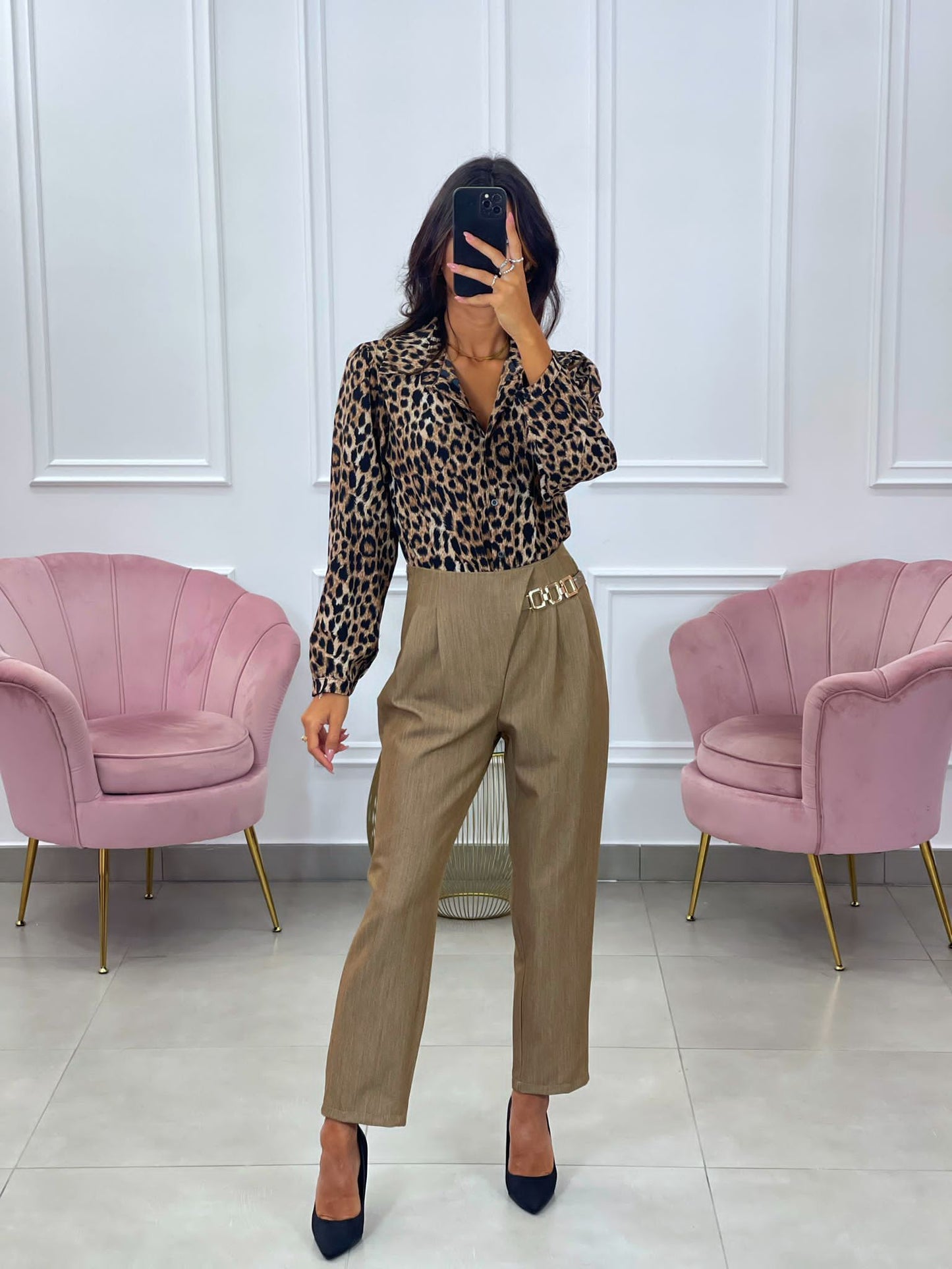 PANTALONE CON PENCES E ACCESSORIO