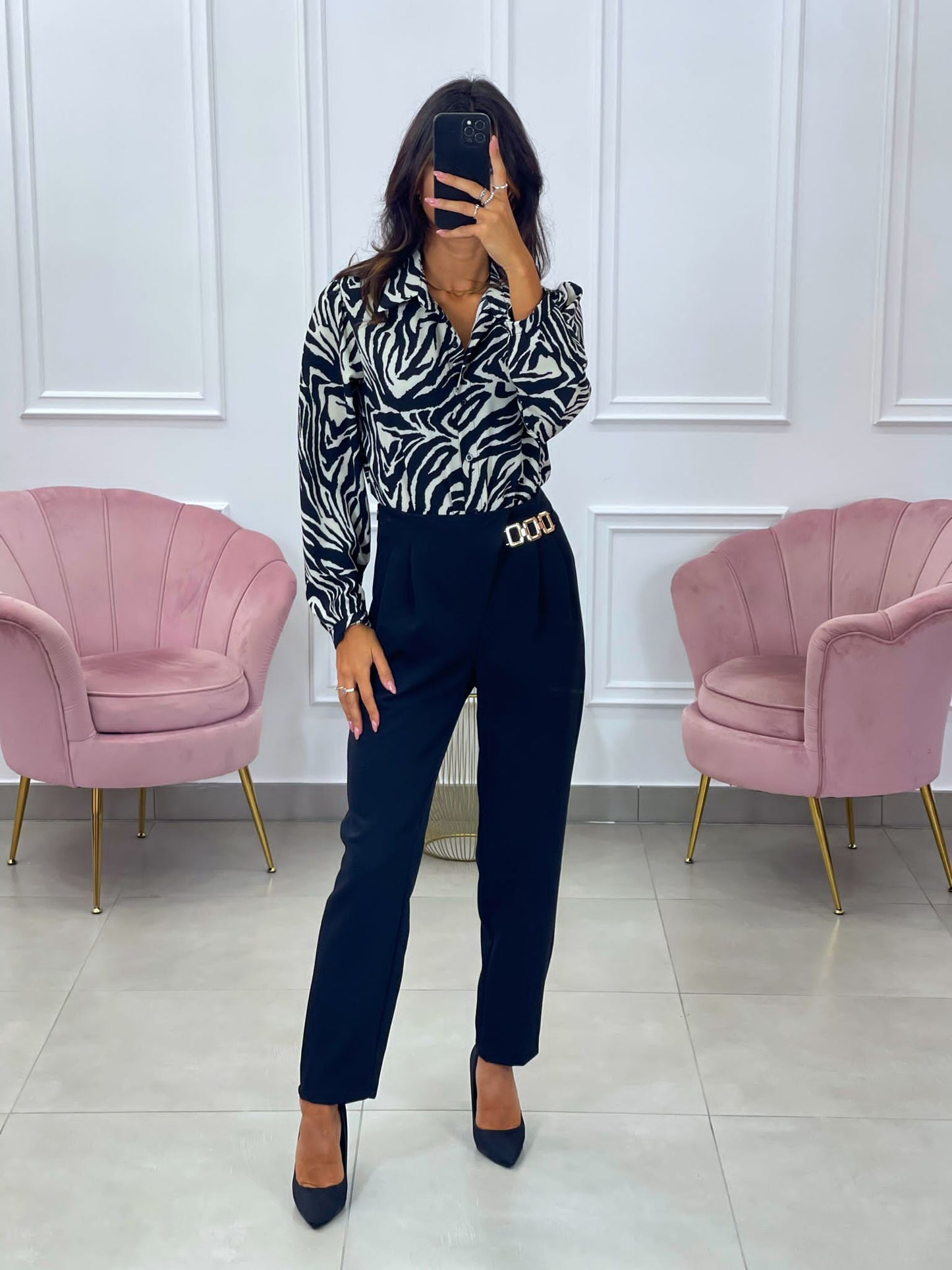 PANTALONE CON PENCES E ACCESSORIO