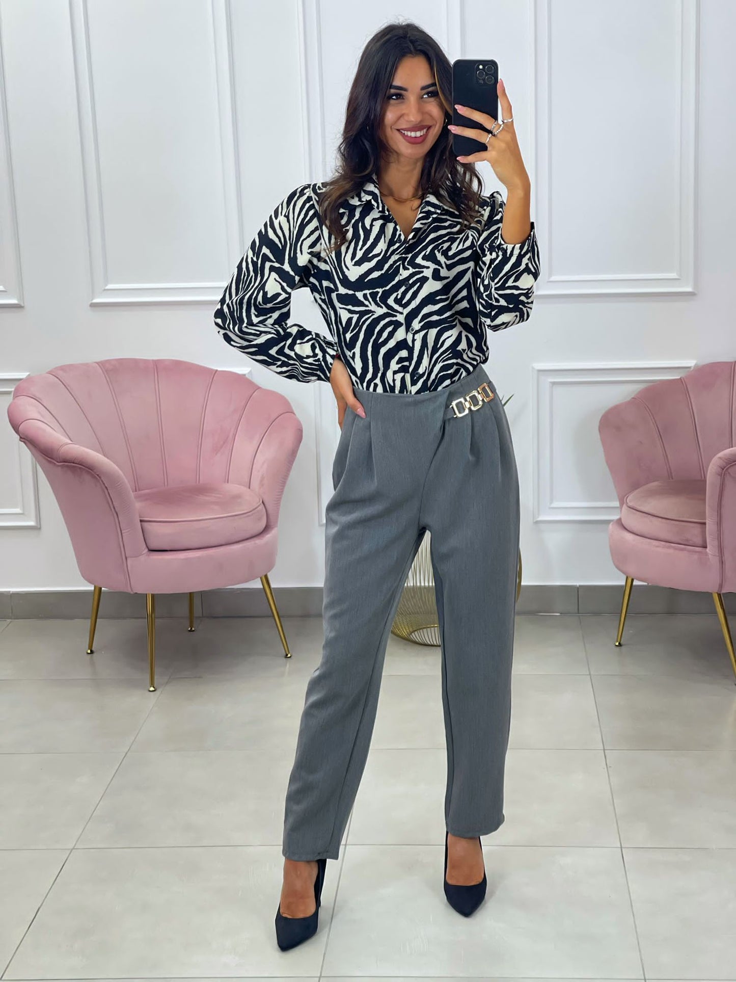 PANTALONE CON PENCES E ACCESSORIO
