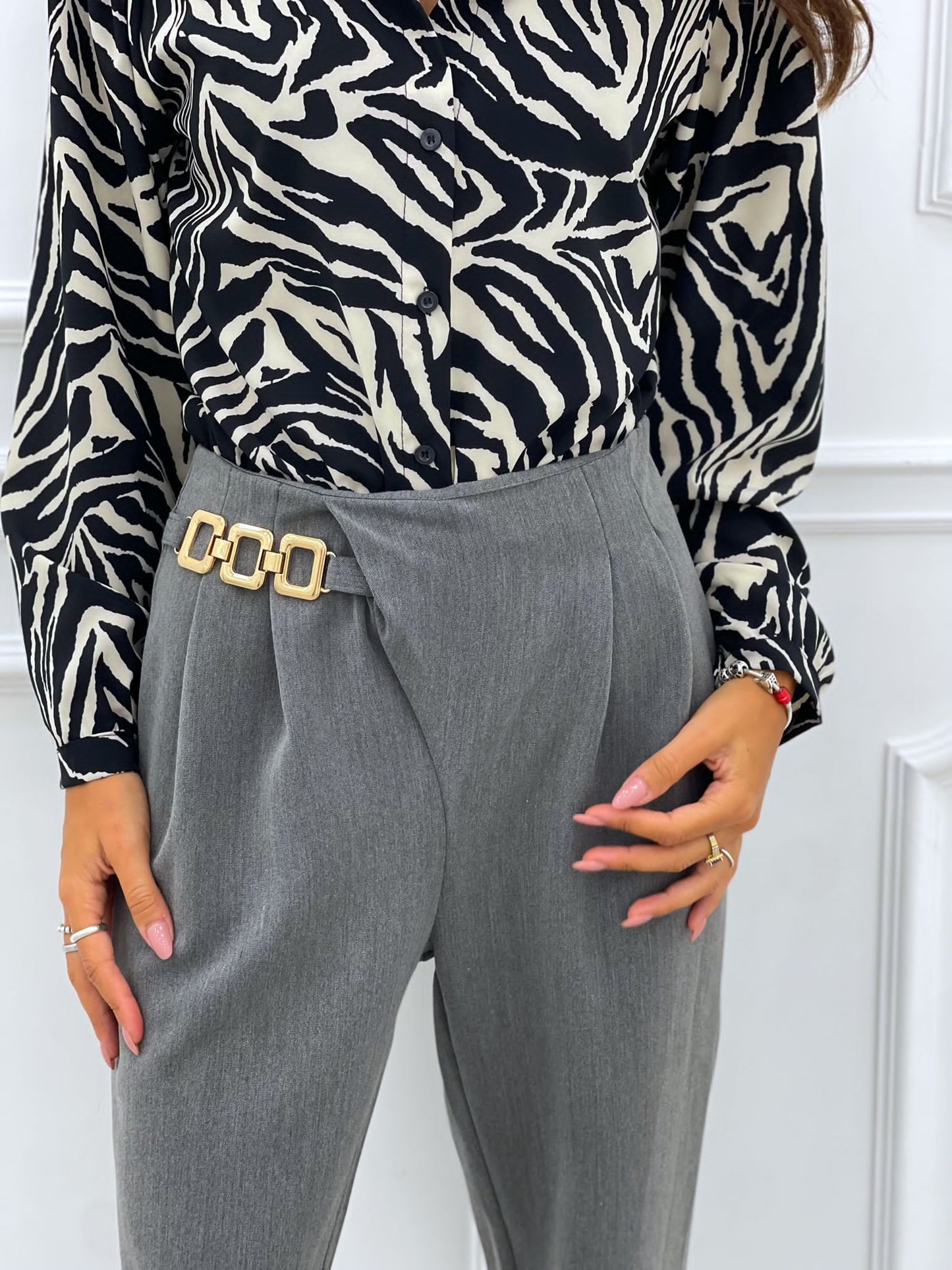 PANTALONE CON PENCES E ACCESSORIO