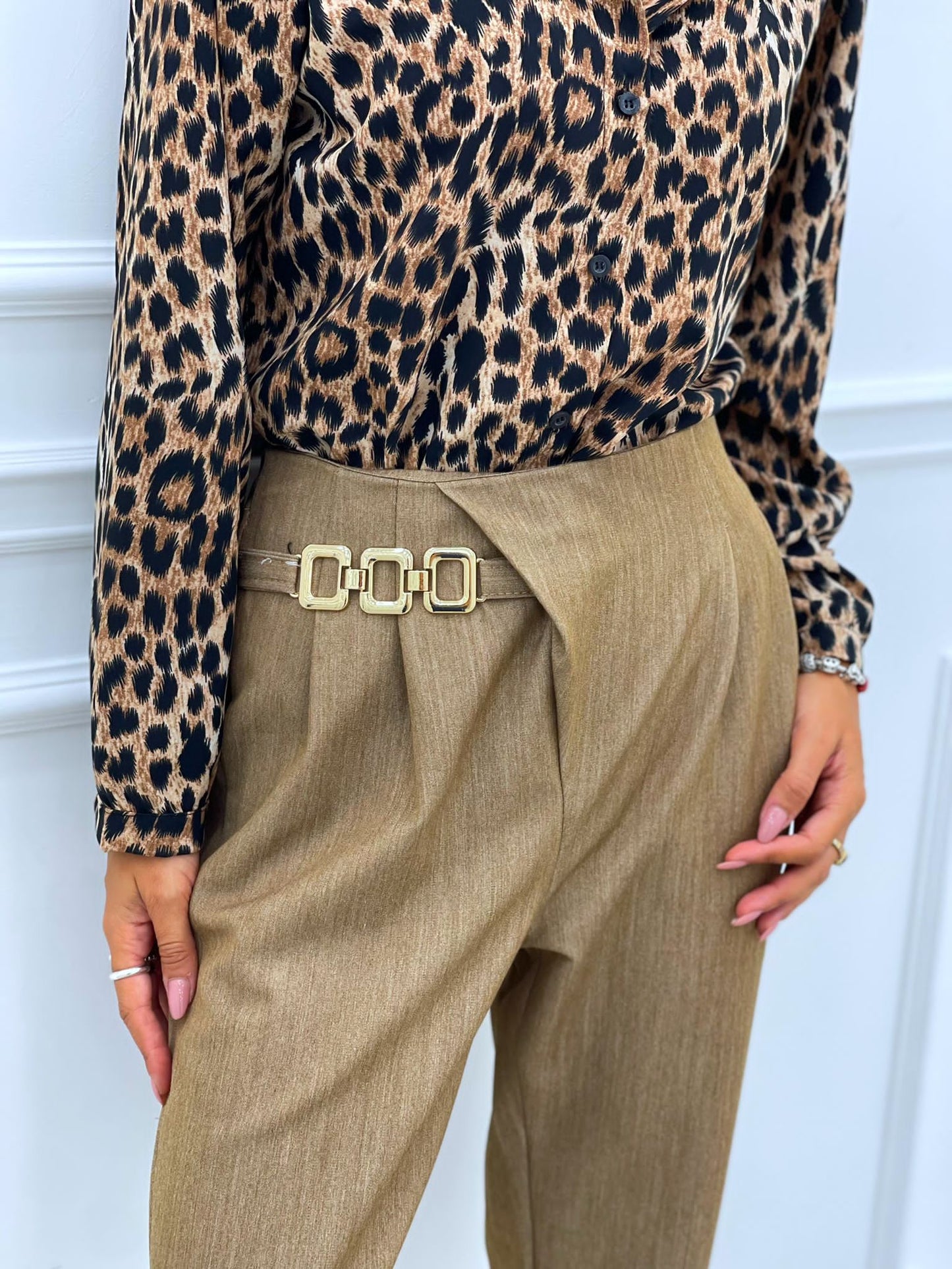 PANTALONE CON PENCES E ACCESSORIO