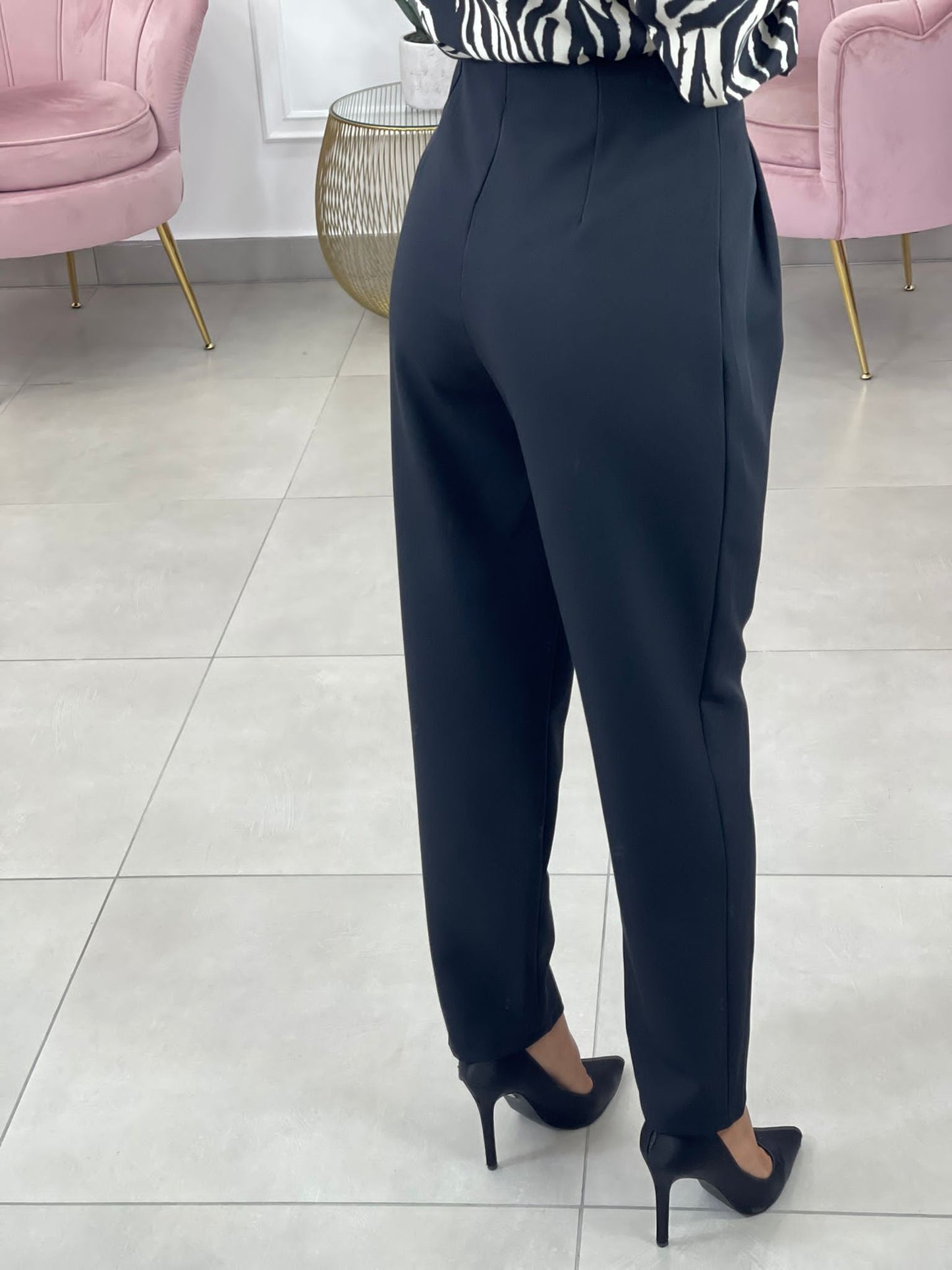 PANTALONE CON PENCES E ACCESSORIO