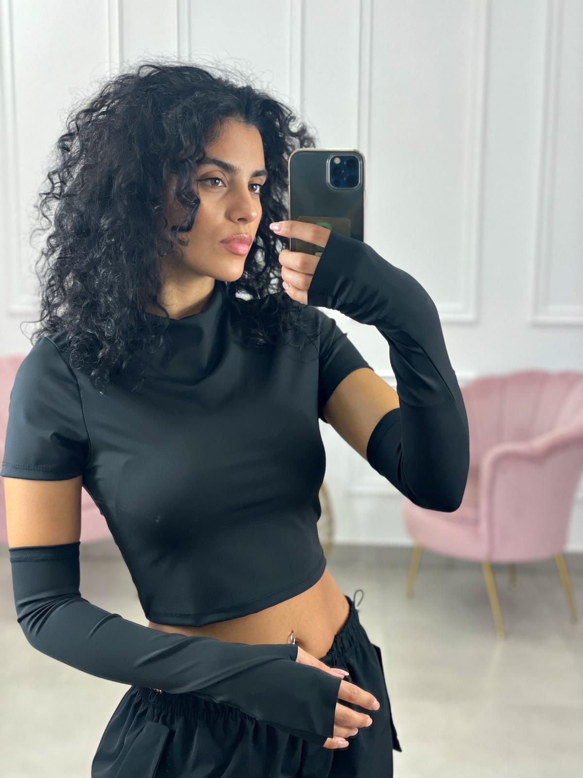 MAGLIA IN LICRA CON MANICOTTI