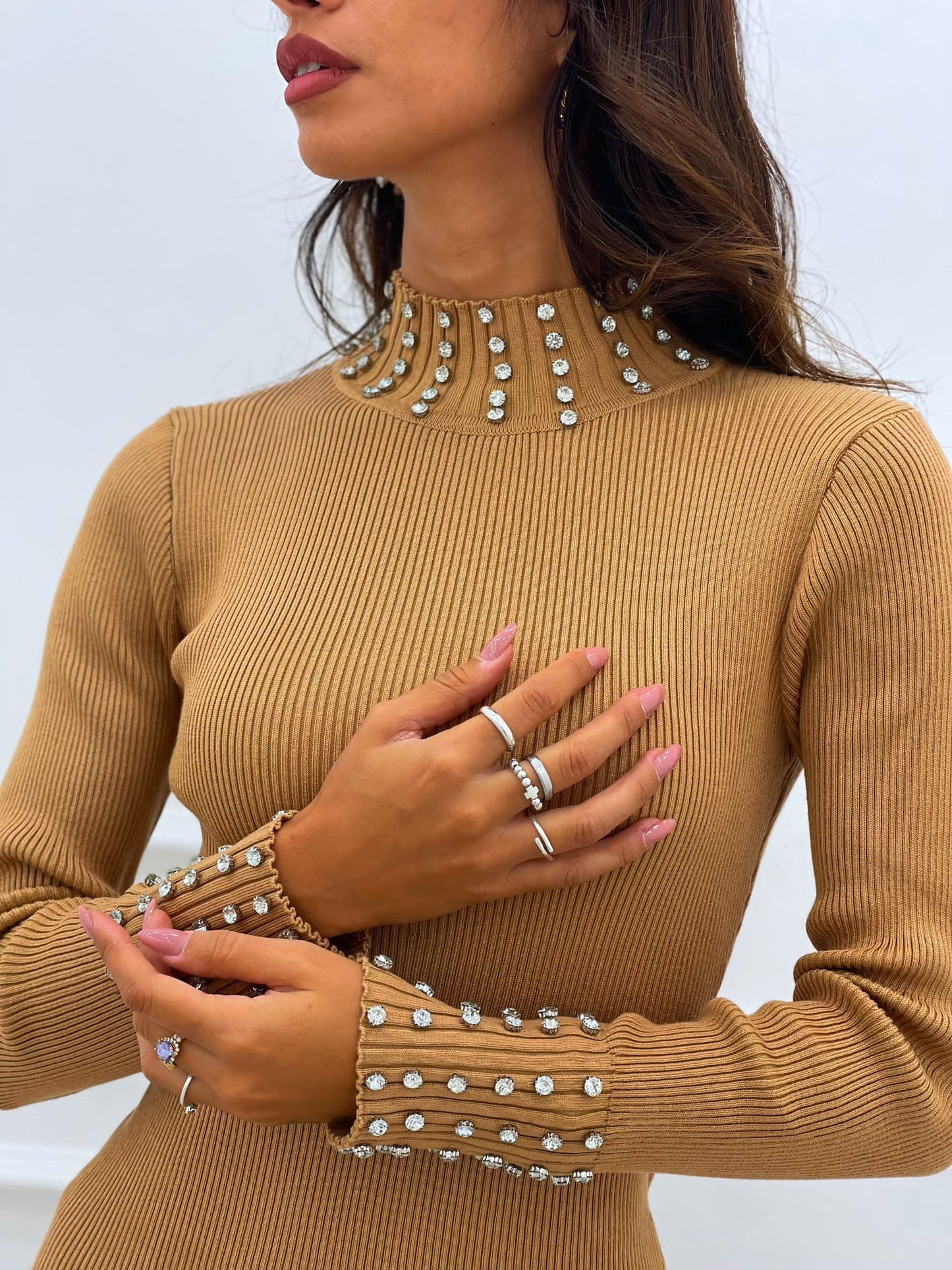 ABITO CON STRASS SU COLLO E POLSI