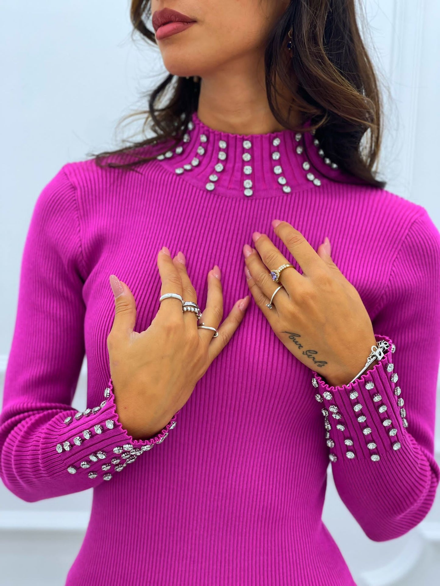 ABITO CON STRASS SU COLLO E POLSI