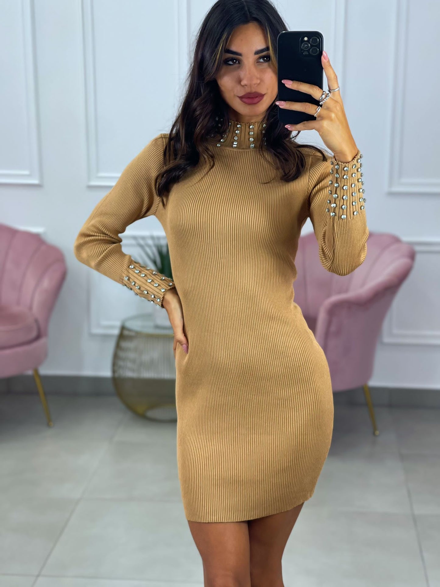 ABITO CON STRASS SU COLLO E POLSI