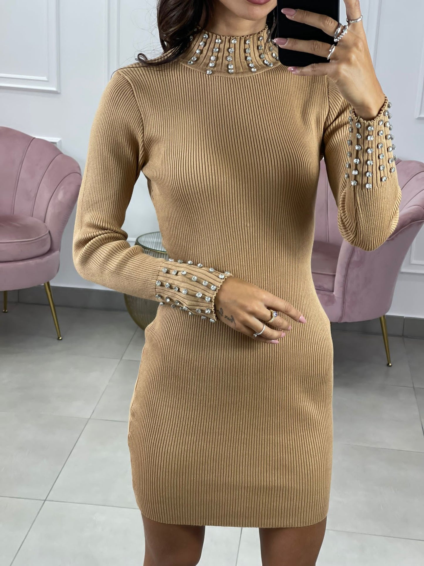 ABITO CON STRASS SU COLLO E POLSI