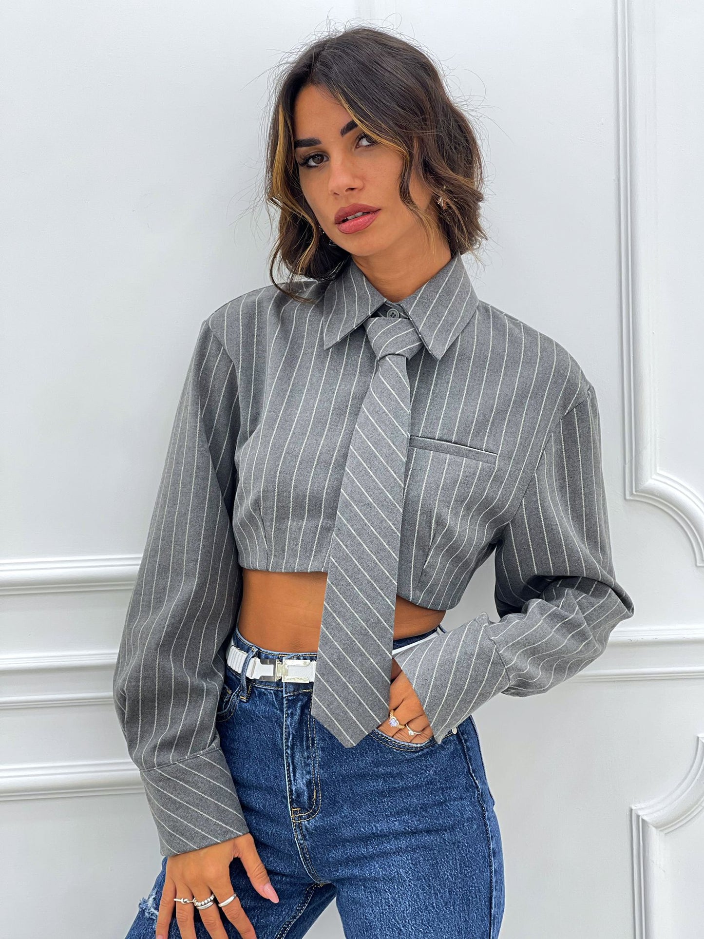 CAMICIA CROP GESSATA CON CRAVATTA