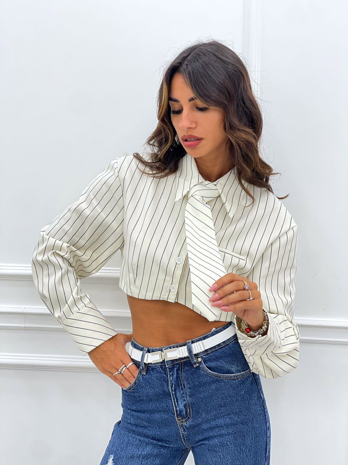 CAMICIA CROP GESSATA CON CRAVATTA