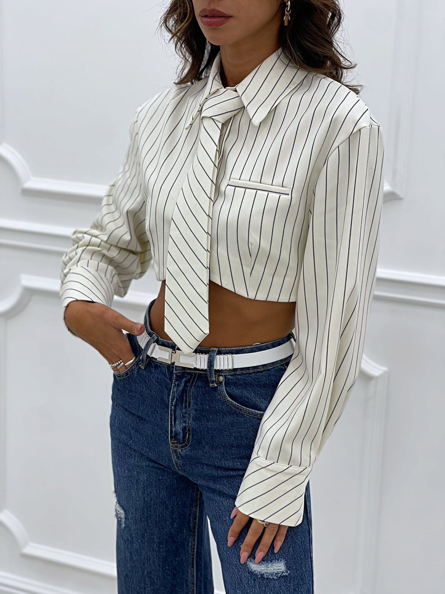 CAMICIA CROP GESSATA CON CRAVATTA