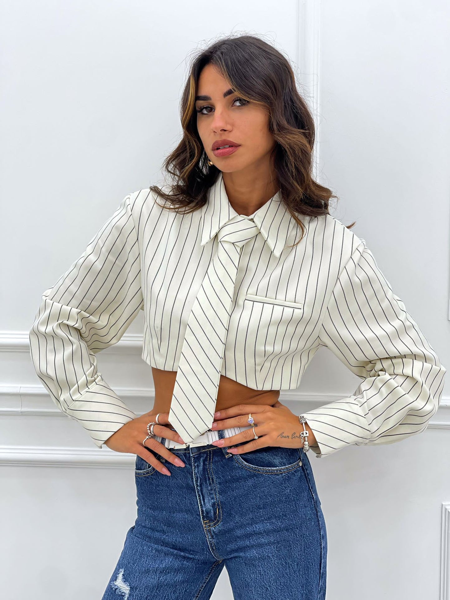 CAMICIA CROP GESSATA CON CRAVATTA
