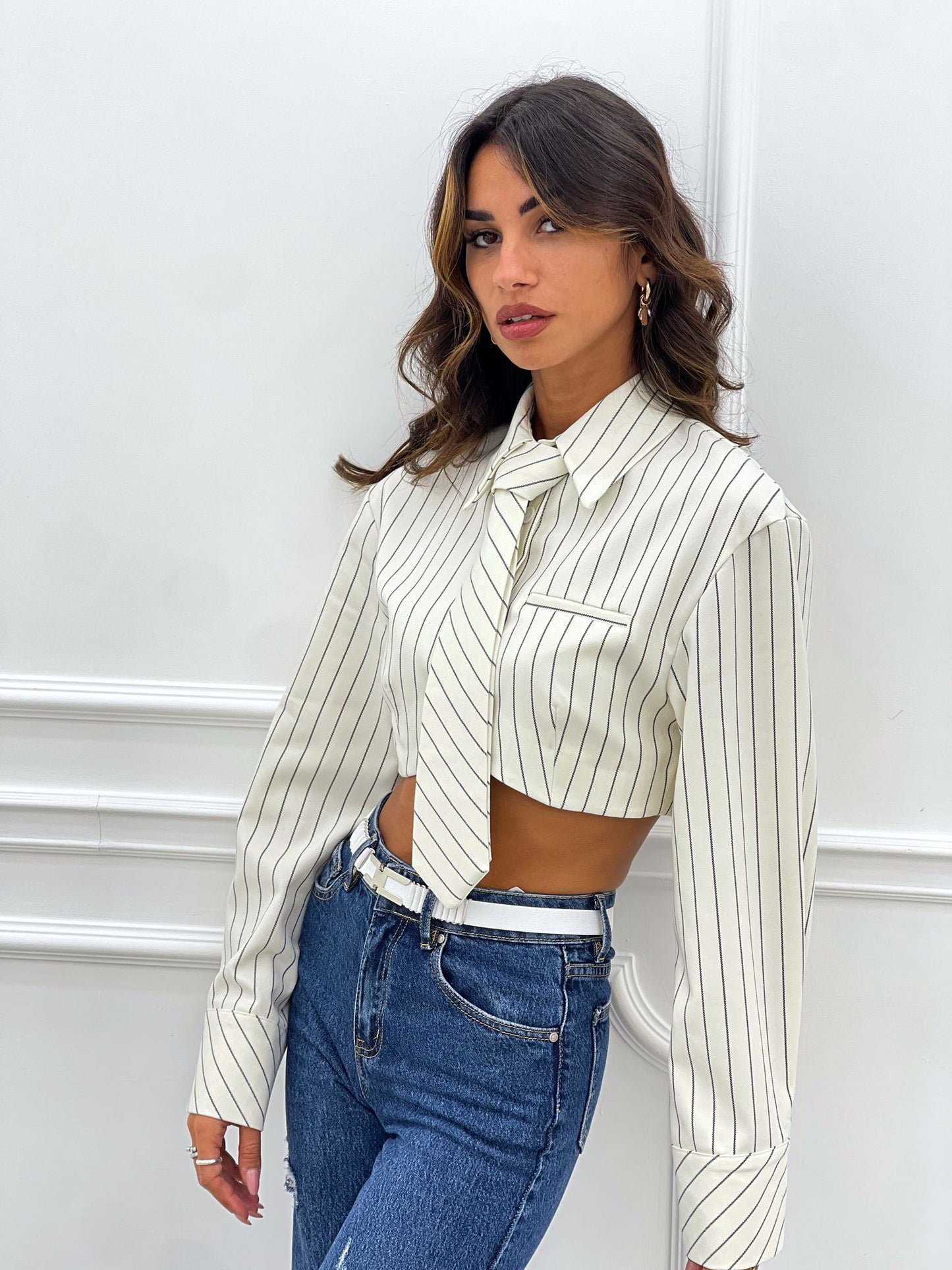 CAMICIA CROP GESSATA CON CRAVATTA