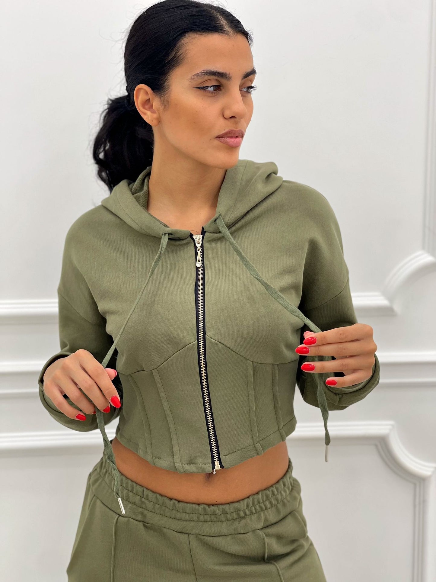 FELPA CROP CON ZIP E CAPPUCCIO