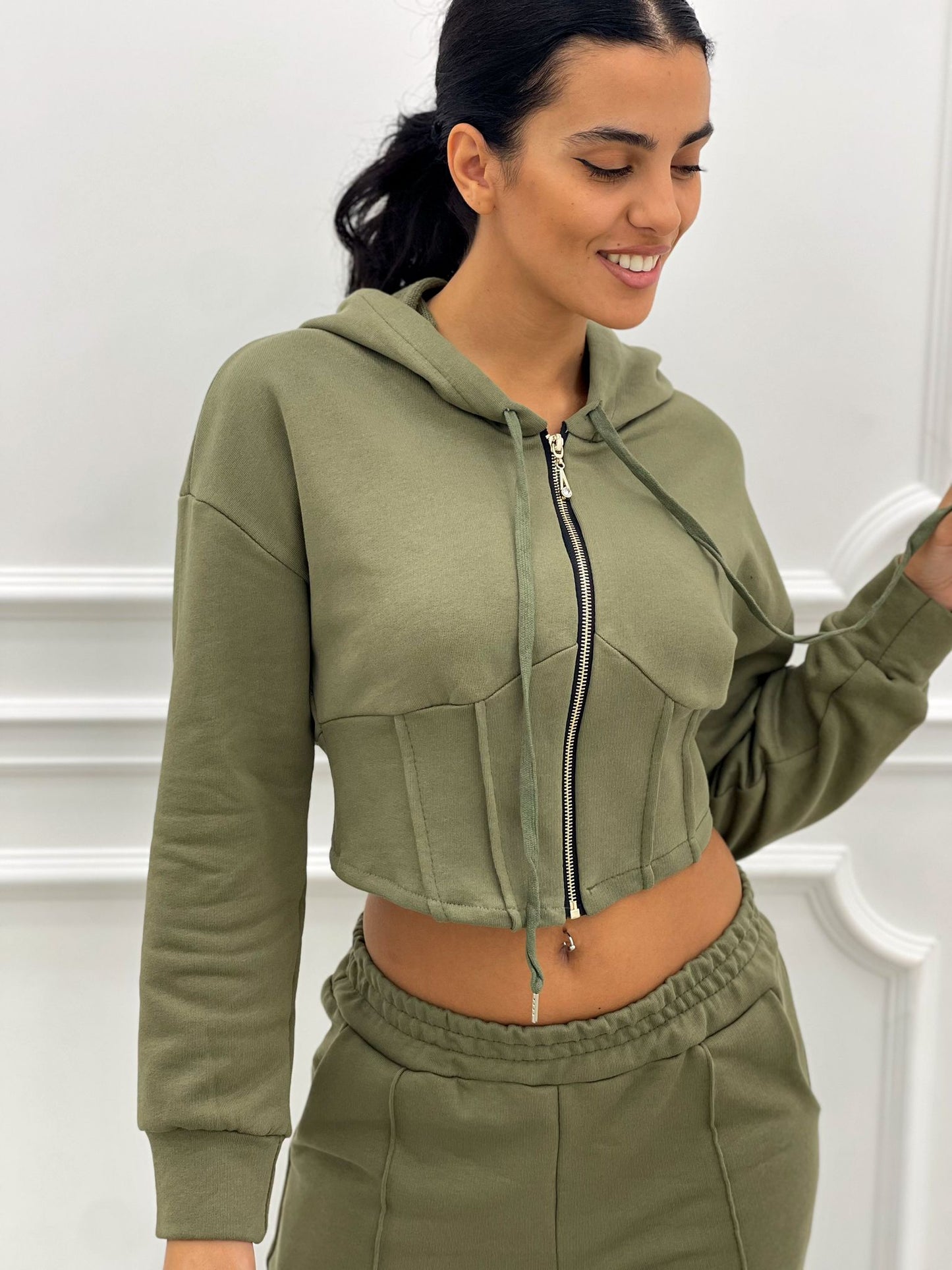 FELPA CROP CON ZIP E CAPPUCCIO