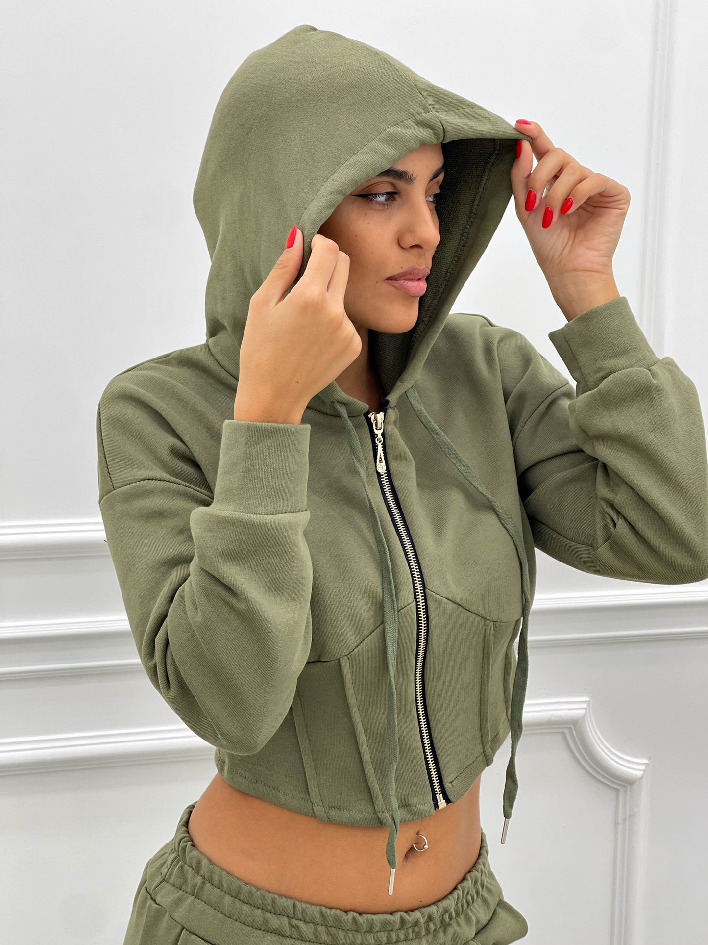 FELPA CROP CON ZIP E CAPPUCCIO