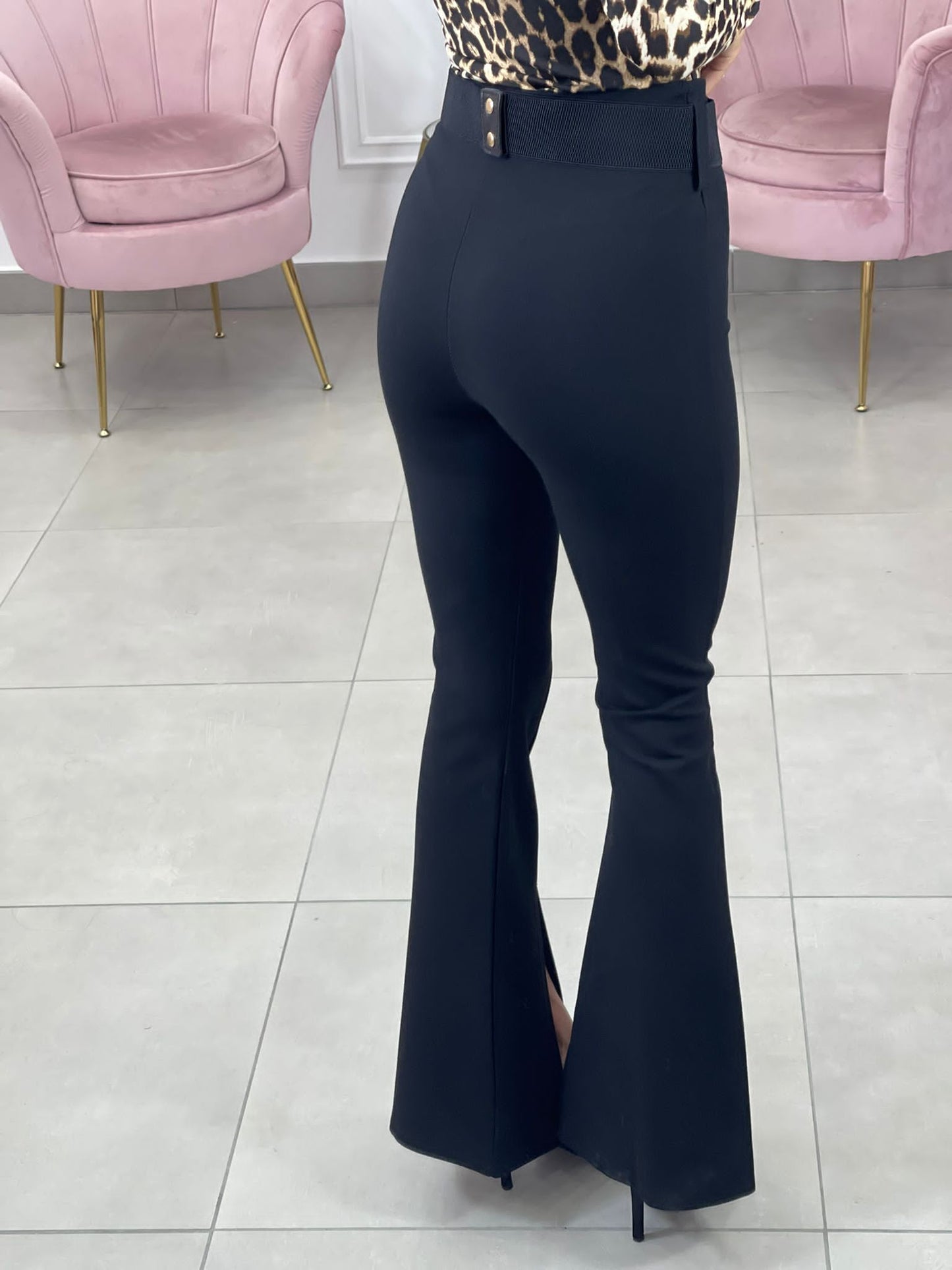 PANTALONE ZAMPA CON SPACCO SU FONDO