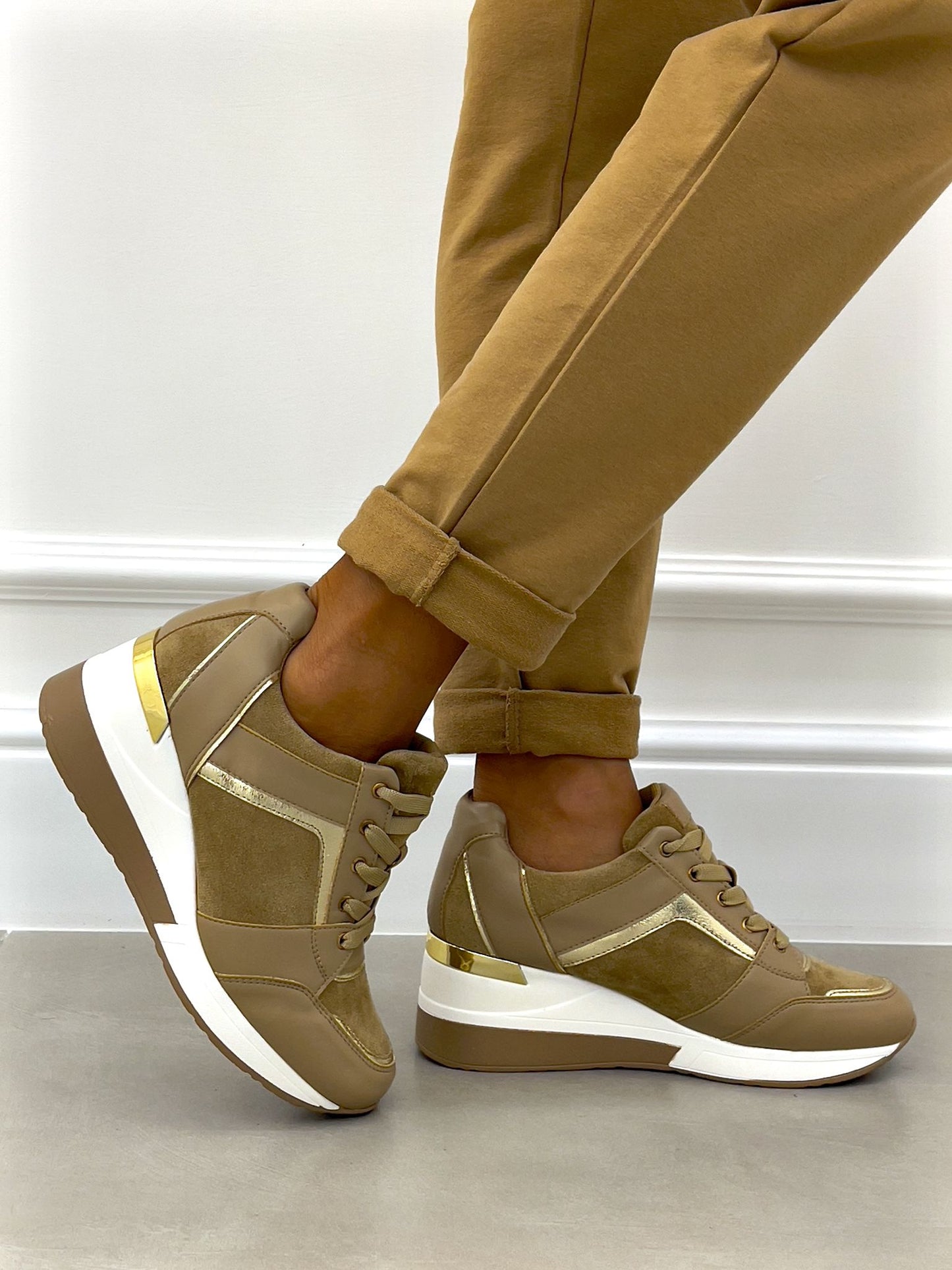 SNEAKERS ECOPELLE E CAMOSCIO CON SUOLA ALTA