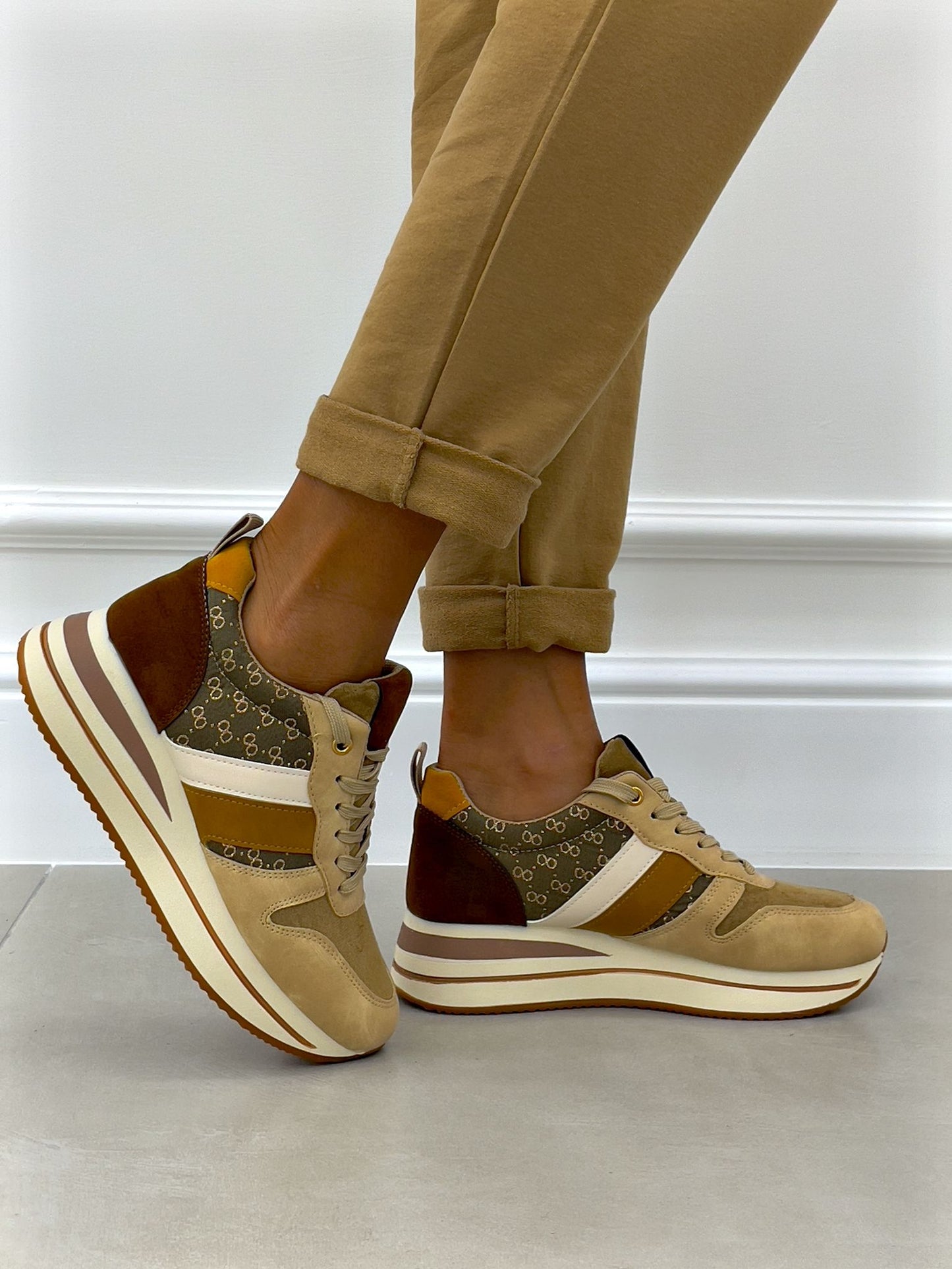 SNEAKERS IN CAMOSCIO SUOLA ALTA