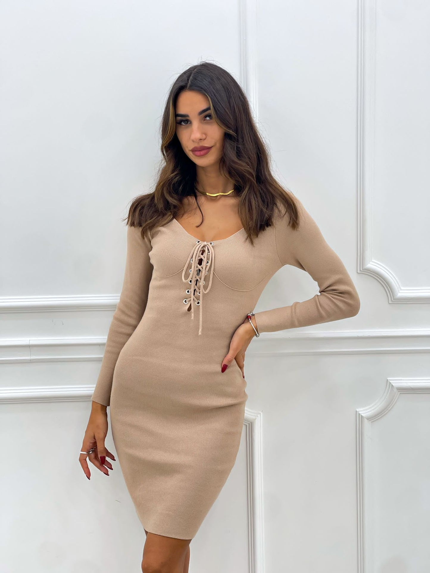 VESTITO TUBINO CON STRINGHE E OCCHIELLI STRASS