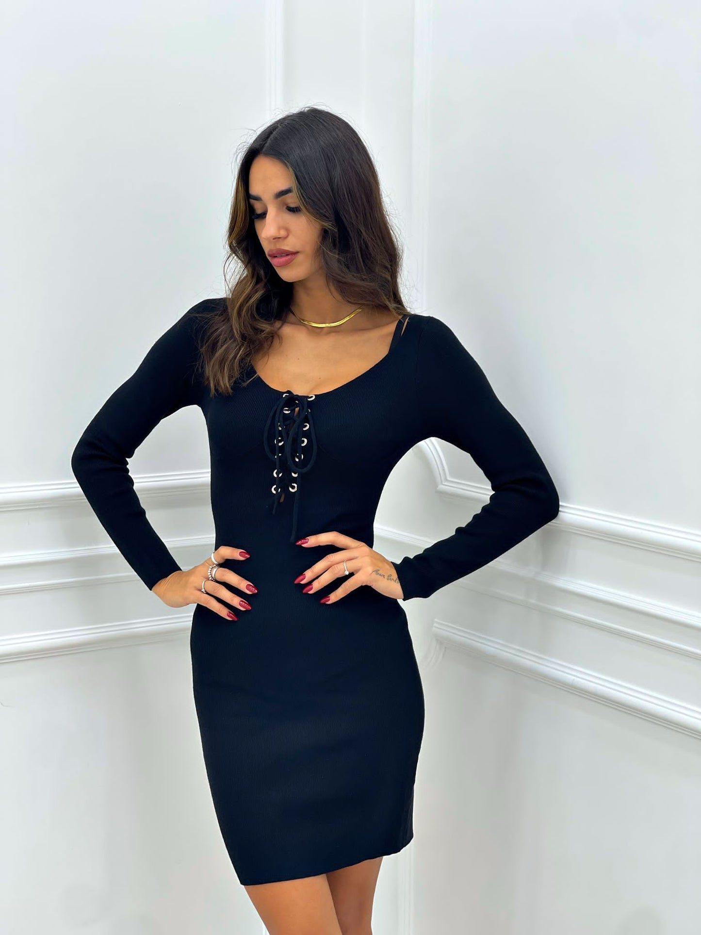 VESTITO TUBINO CON STRINGHE E OCCHIELLI STRASS