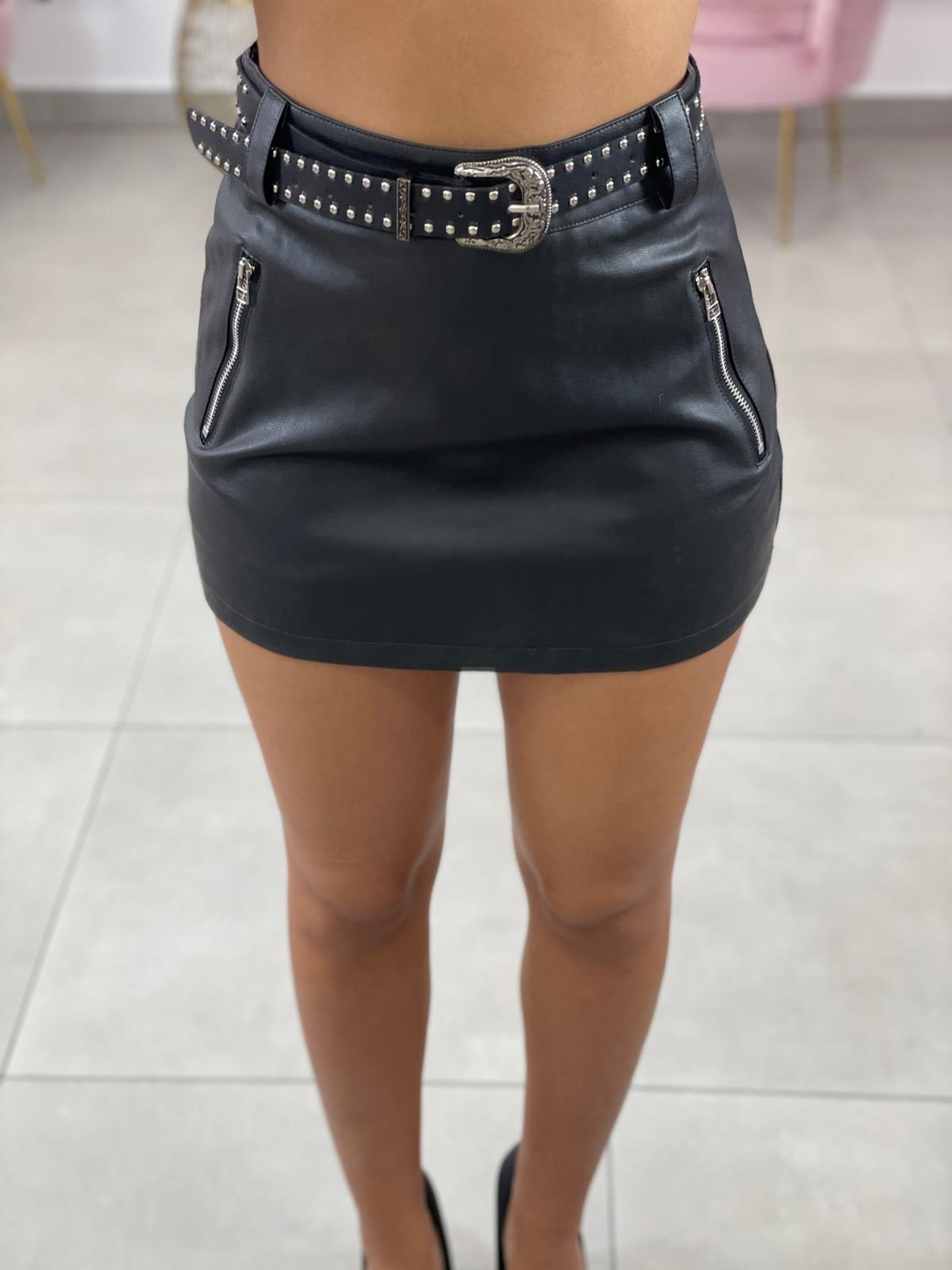 SHORTS FINTA GONNA ECOPELLE CON ZIP E CINTURA