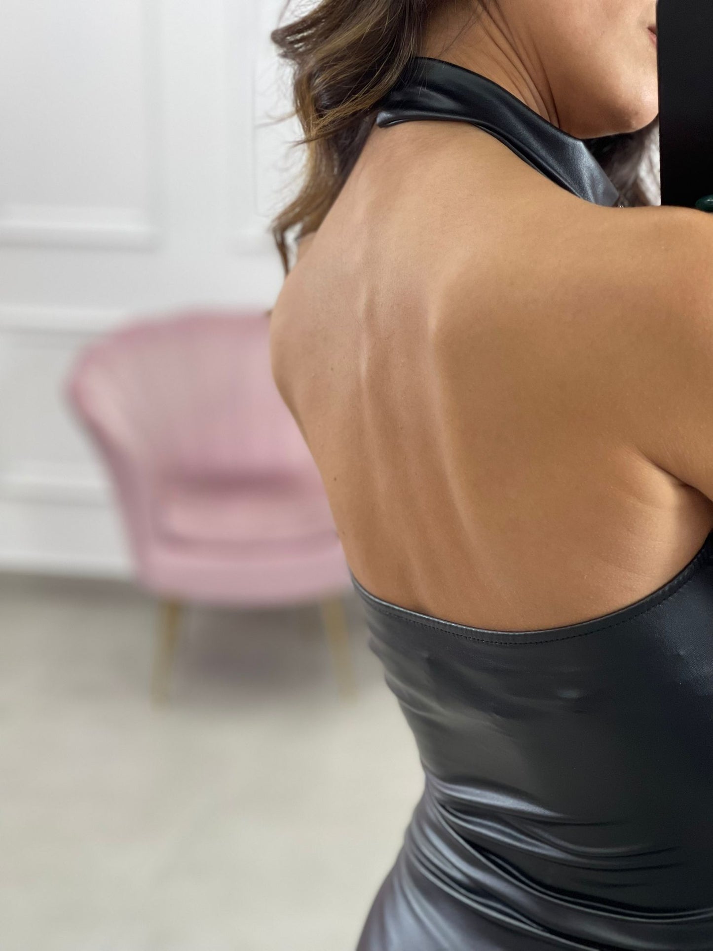 VESTITO ECOPELLE CON EFFETTO CHOKER
