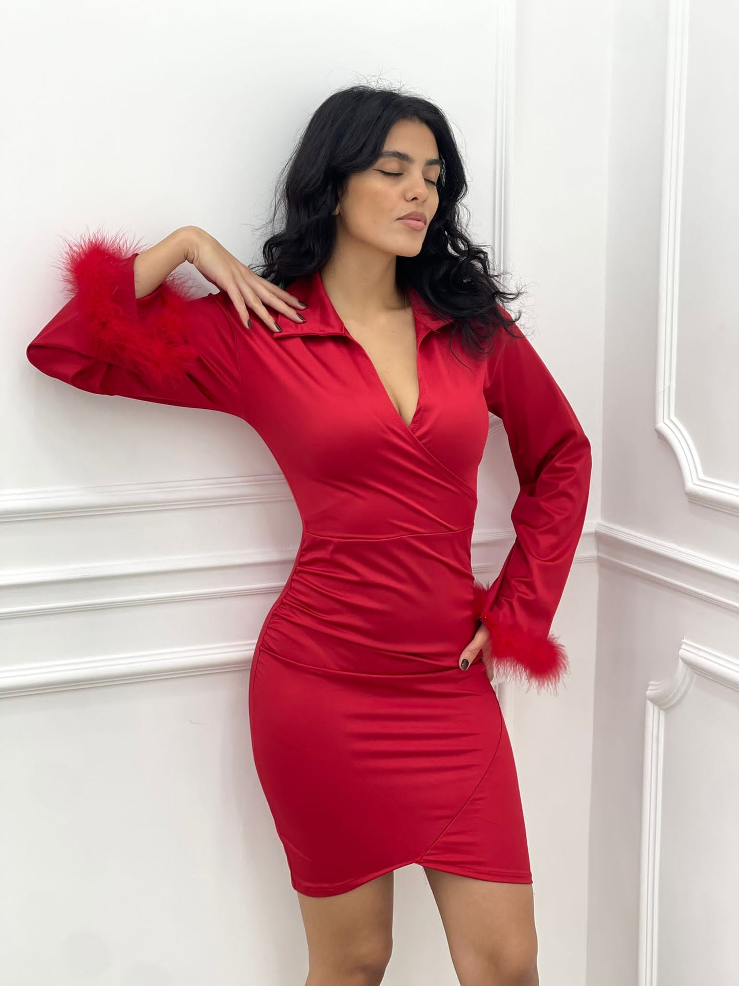 VESTITO EFFETTO RASO CON PIUME