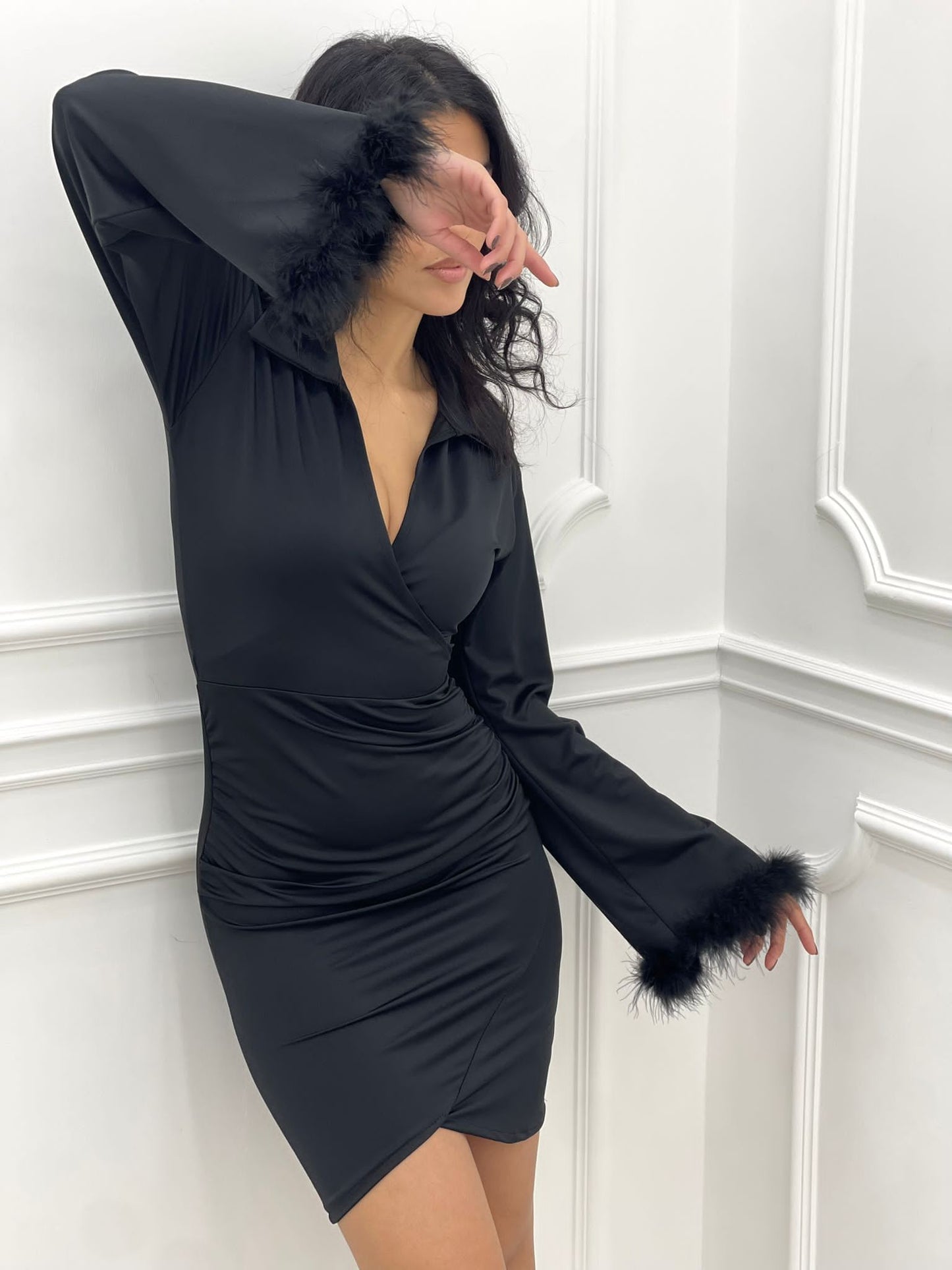 VESTITO EFFETTO RASO CON PIUME
