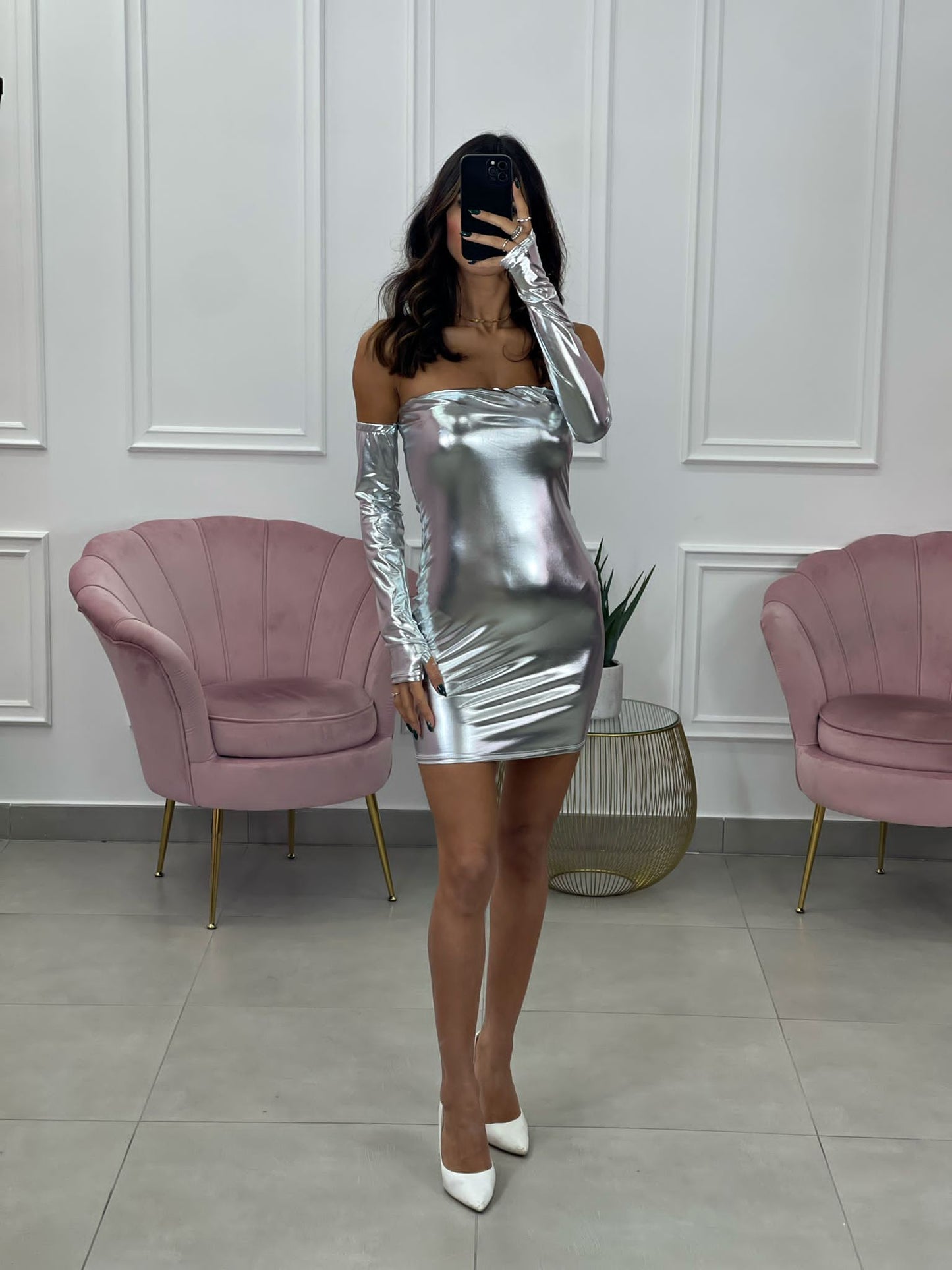 VESTITO EFFETTO LUCIDO CON MANICOTTI