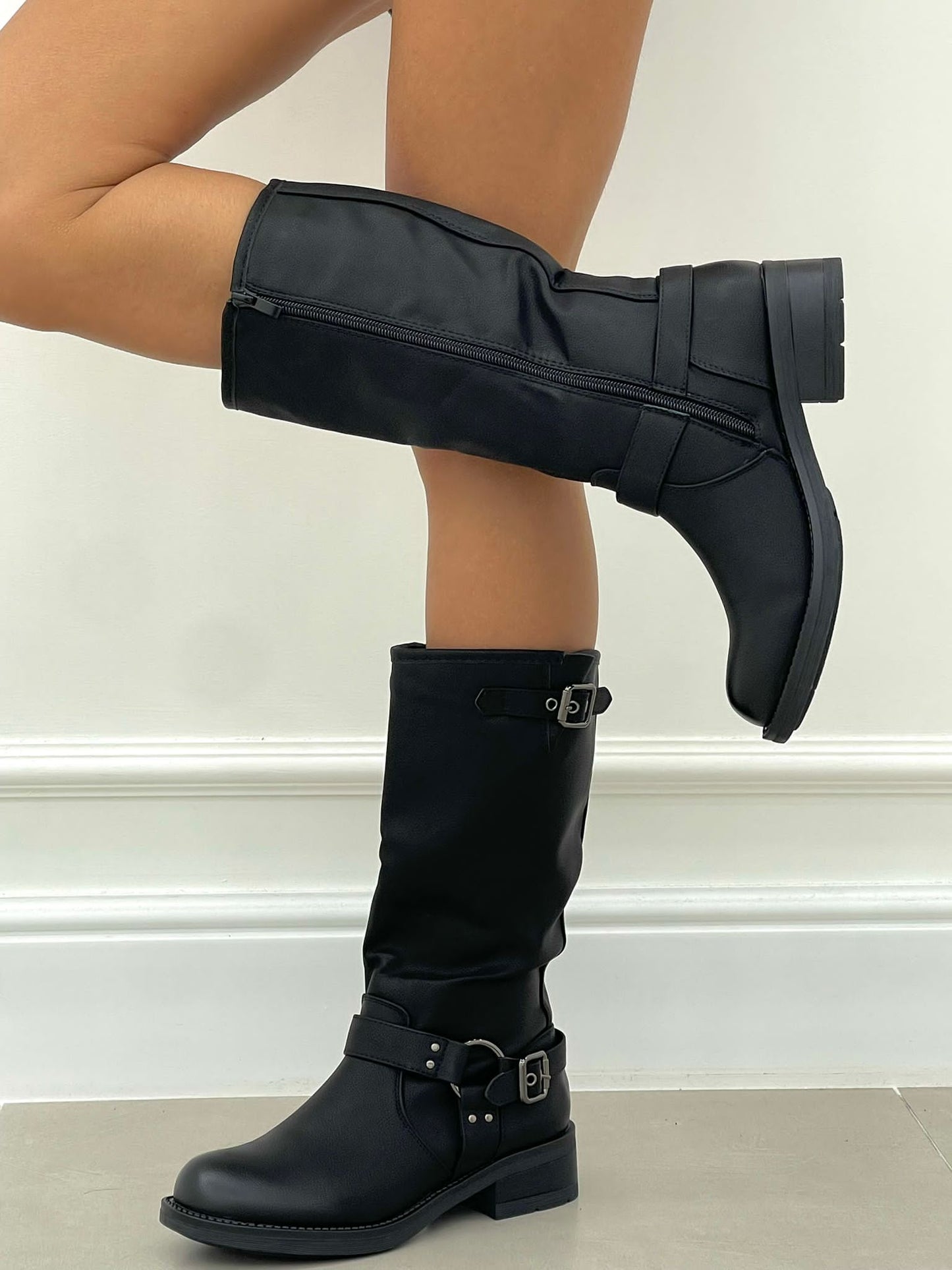 STIVALETTO OPACO CON FIBBIE