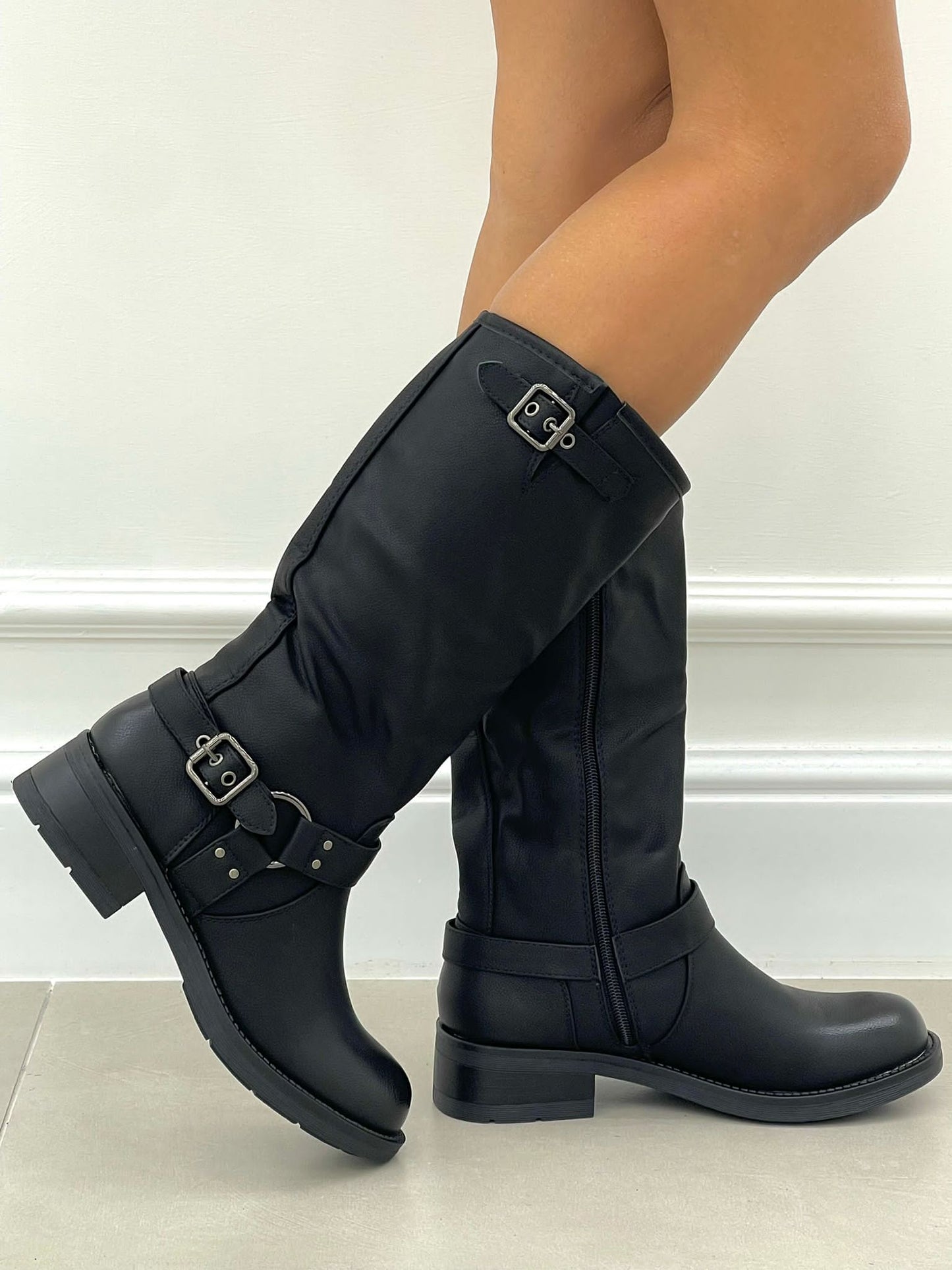 STIVALETTO OPACO CON FIBBIE