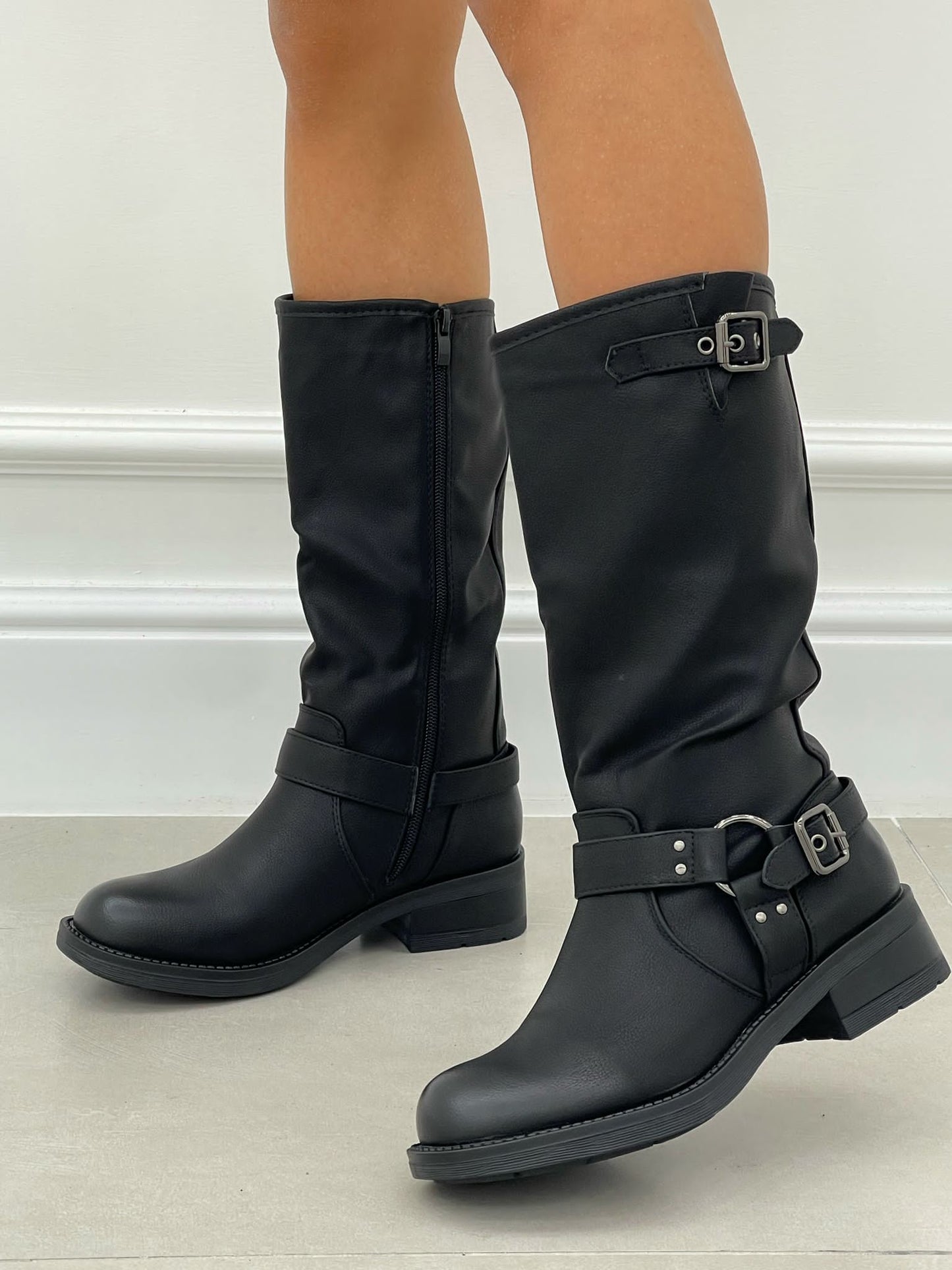 STIVALETTO OPACO CON FIBBIE