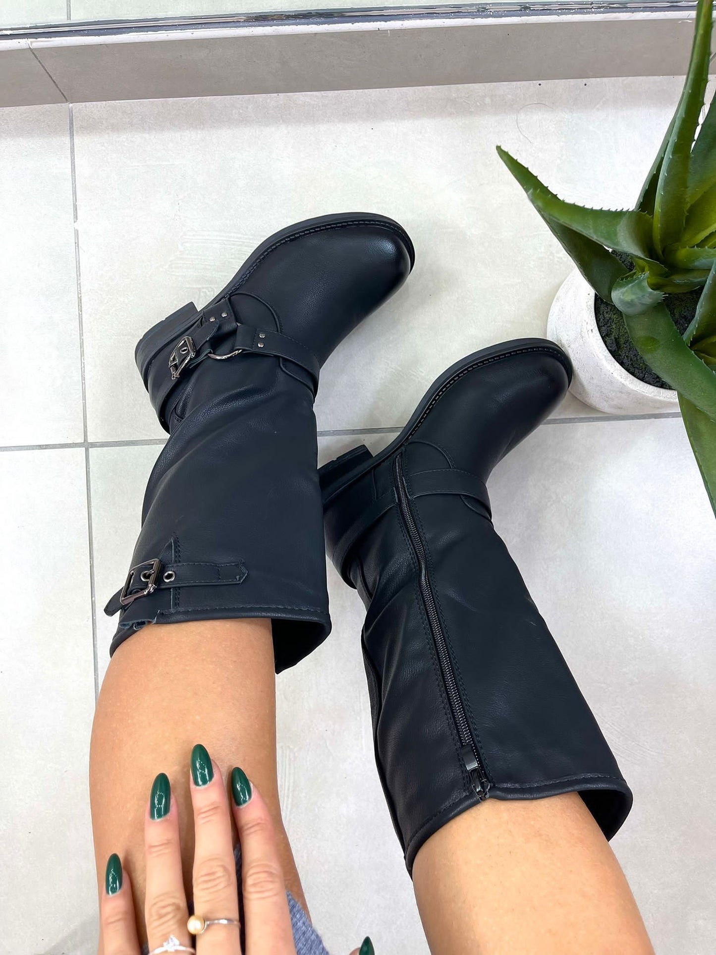 STIVALETTO OPACO CON FIBBIE